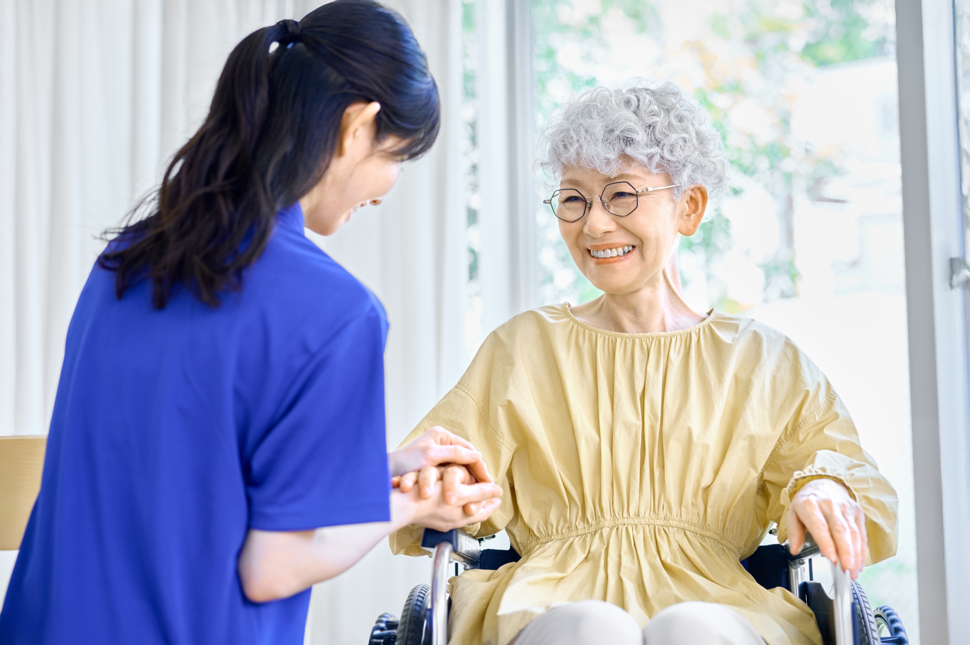 笑顔の車椅子の女性