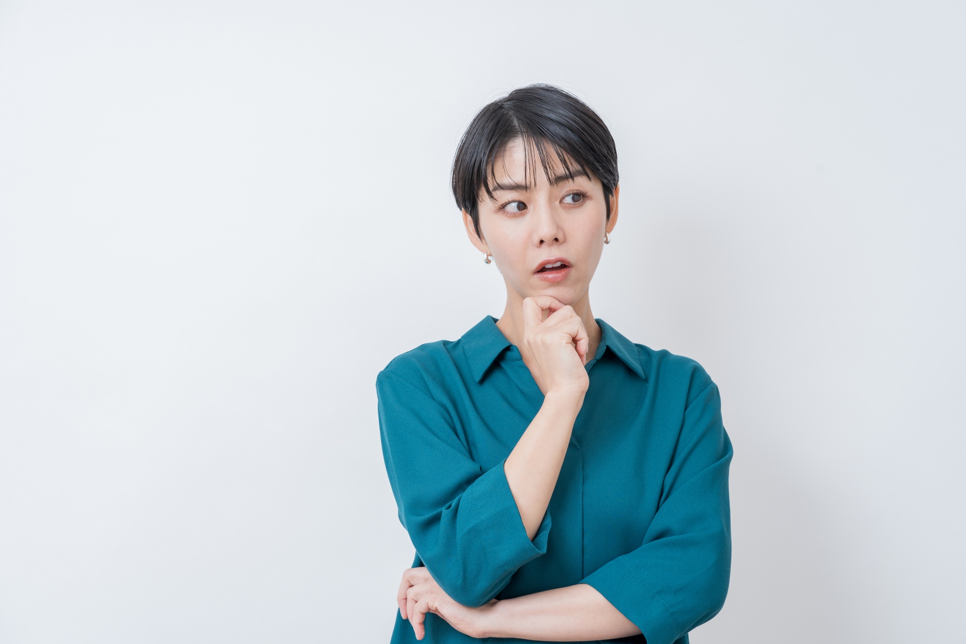 困って頬杖をつくビジネスウーマン