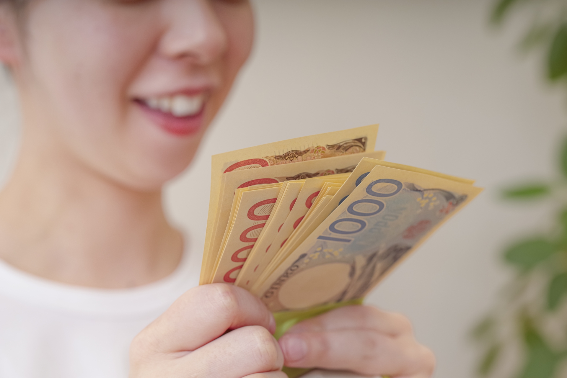 お金を数える若い女性