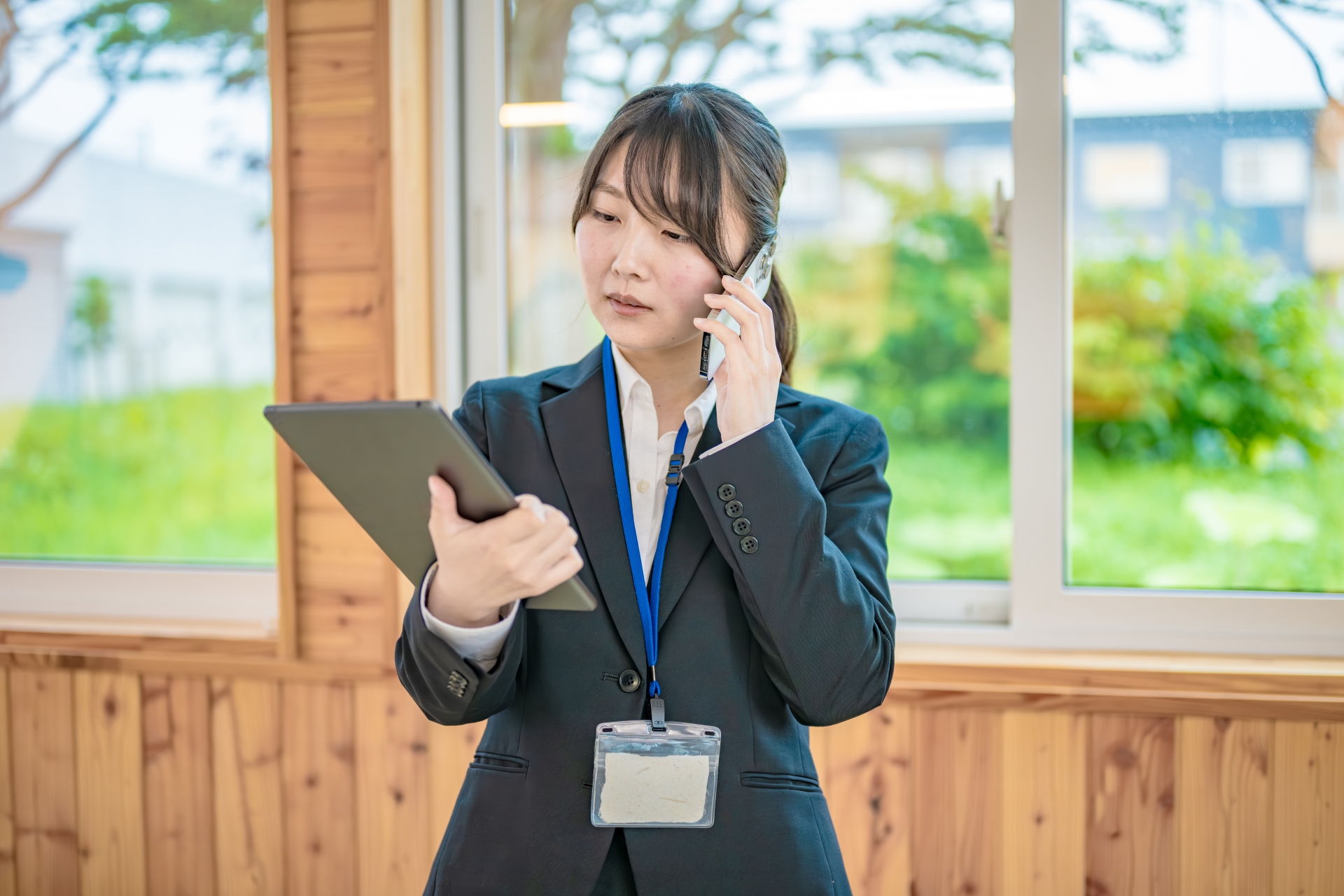 電話をする女性