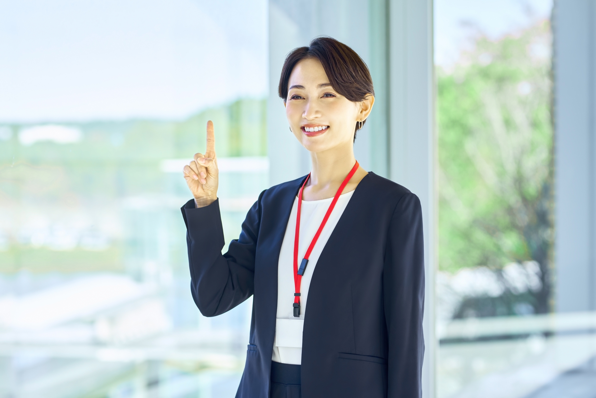 指を立てる女性