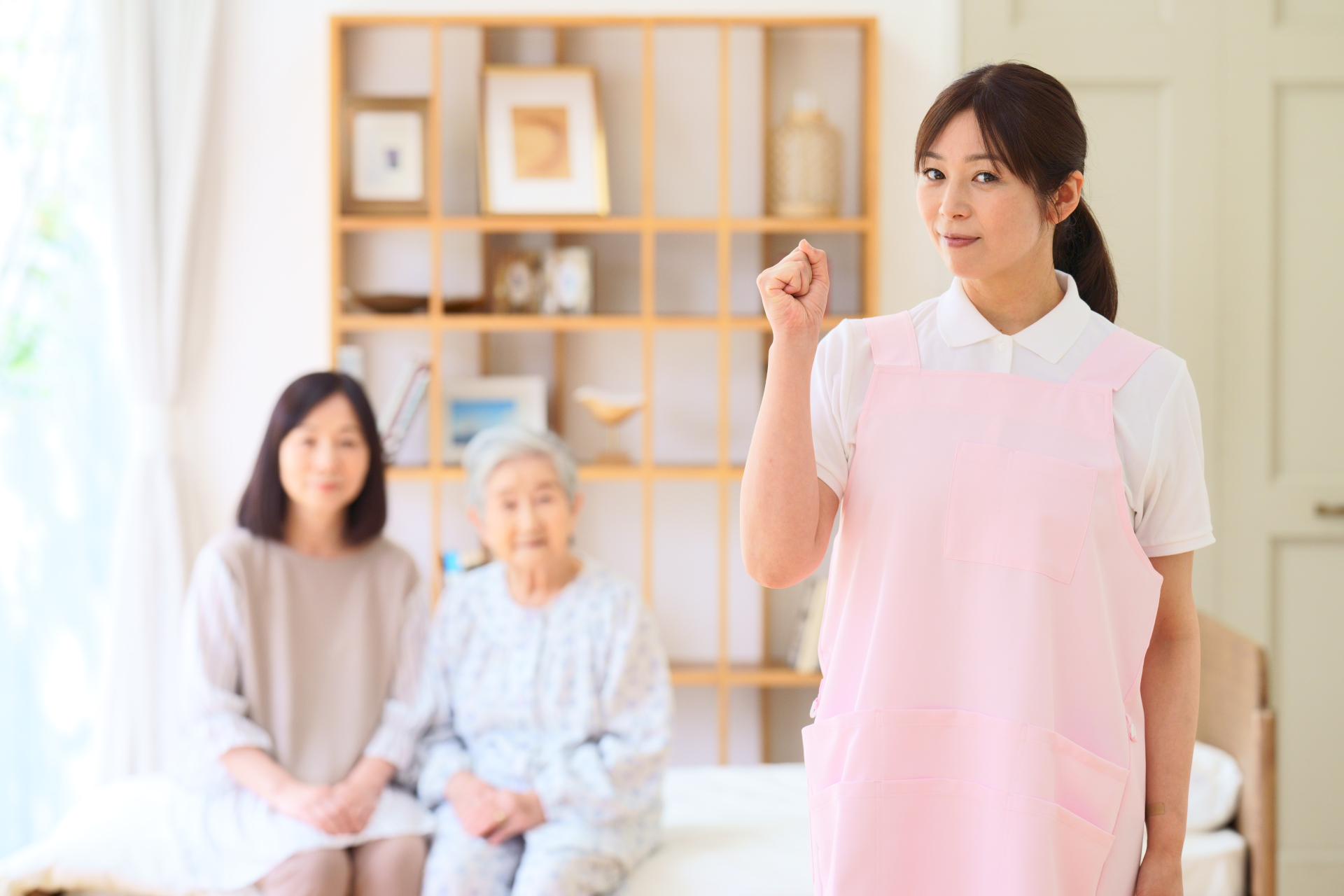 カメラ目線でガッツポーズする女性