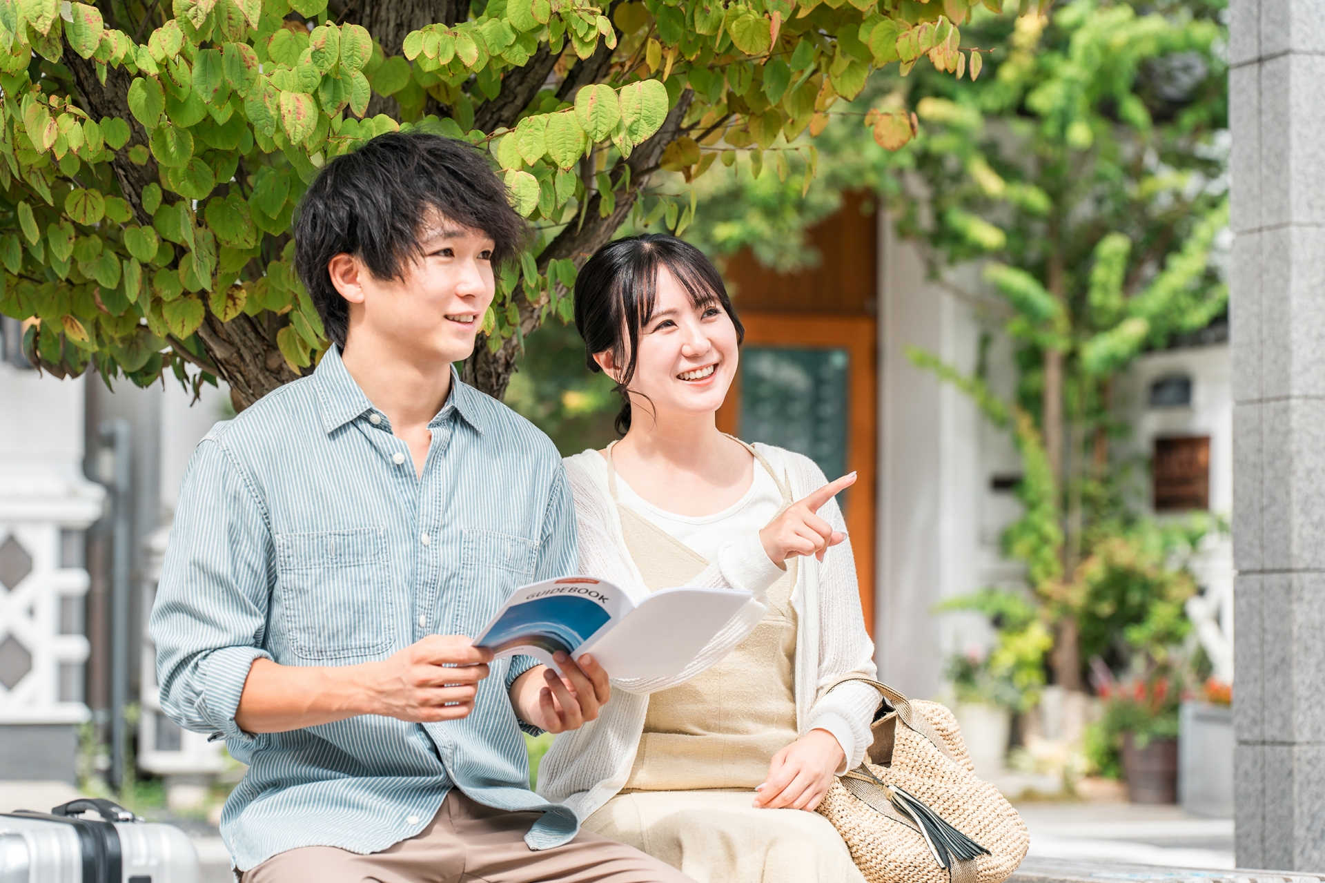 国内旅行で街歩き・観光ツアーをする夫婦