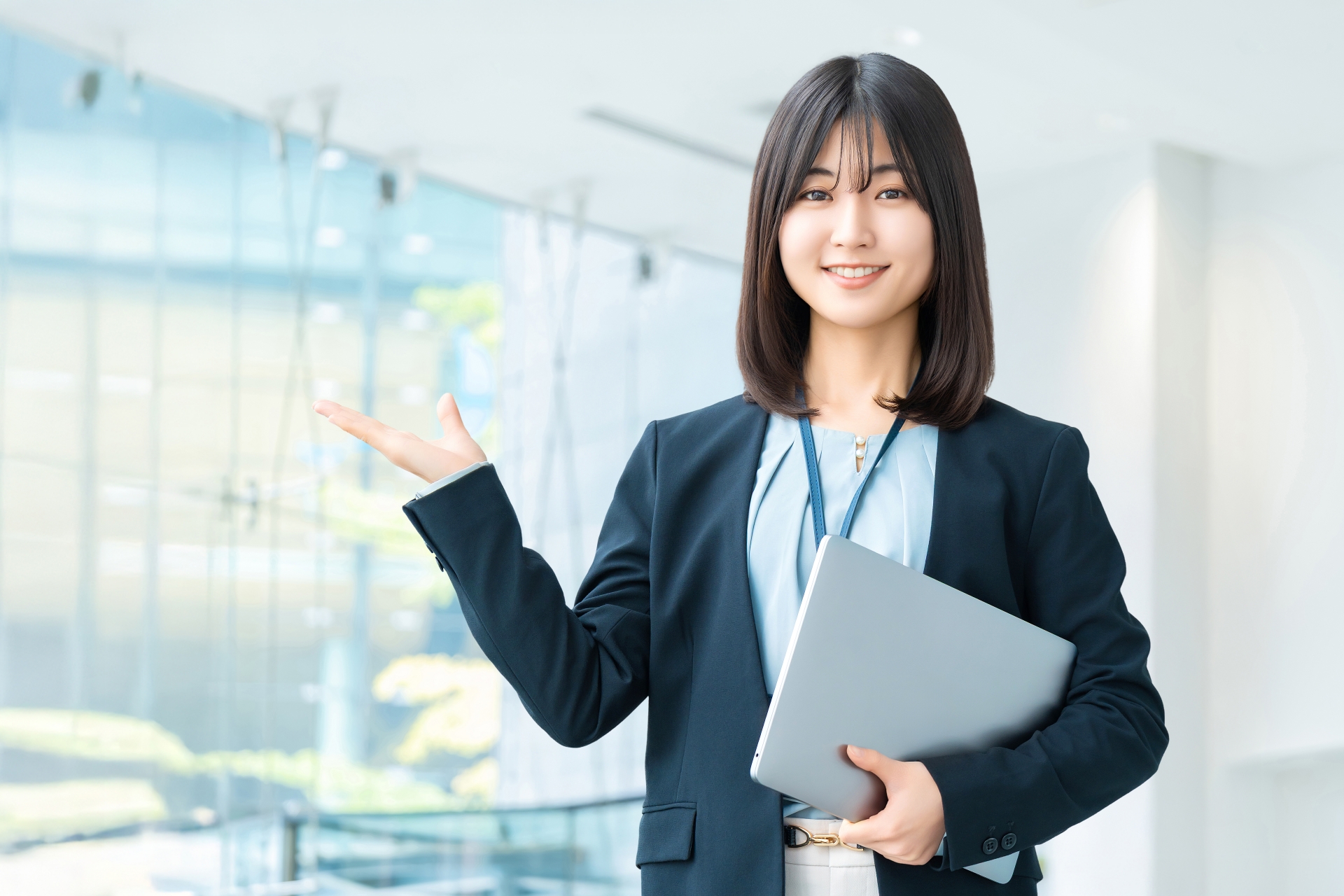 案内をする笑顔の女性