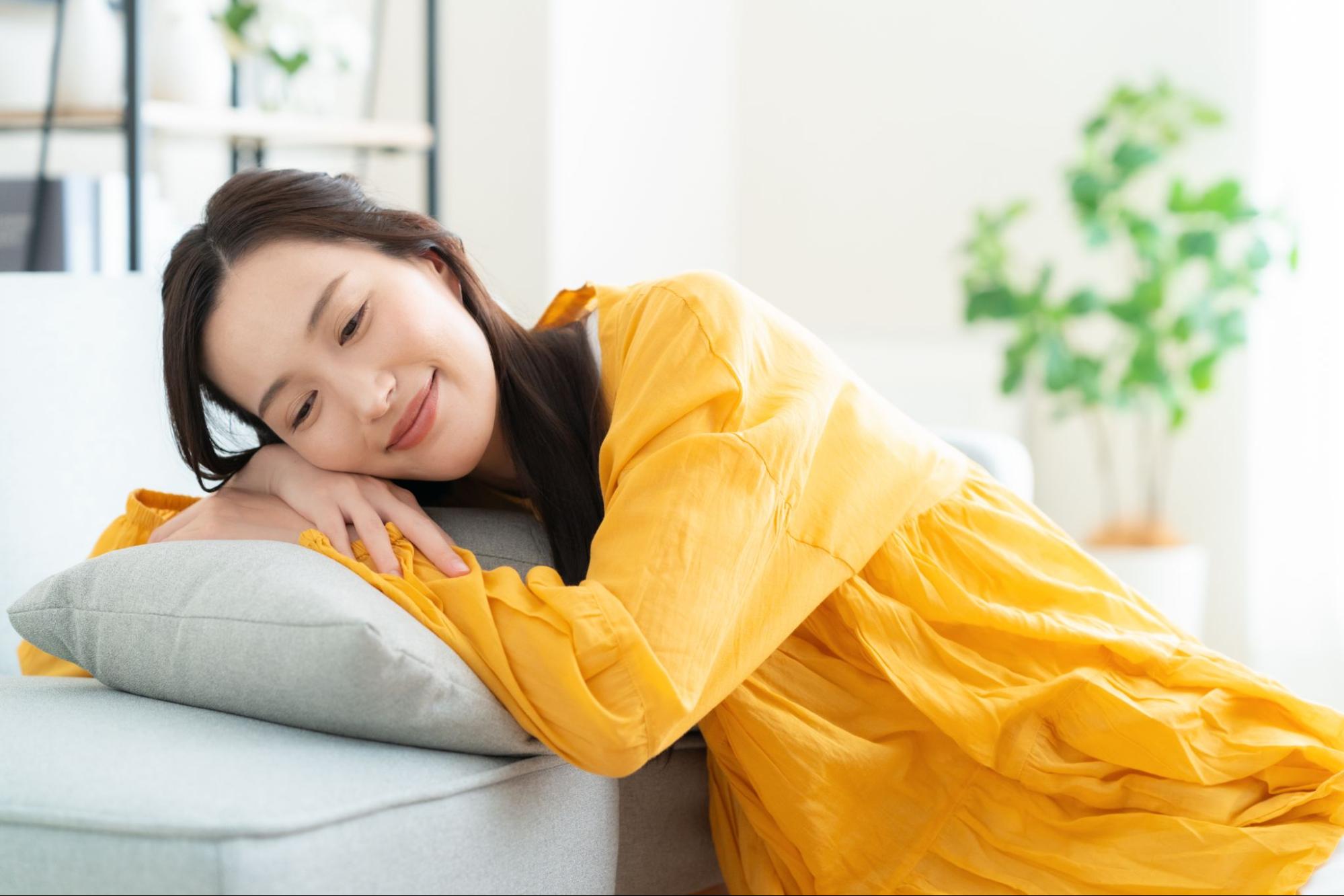 くつろぐ女性
