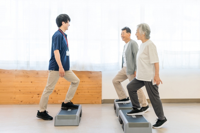 デイサービスでトレーニングする高齢者