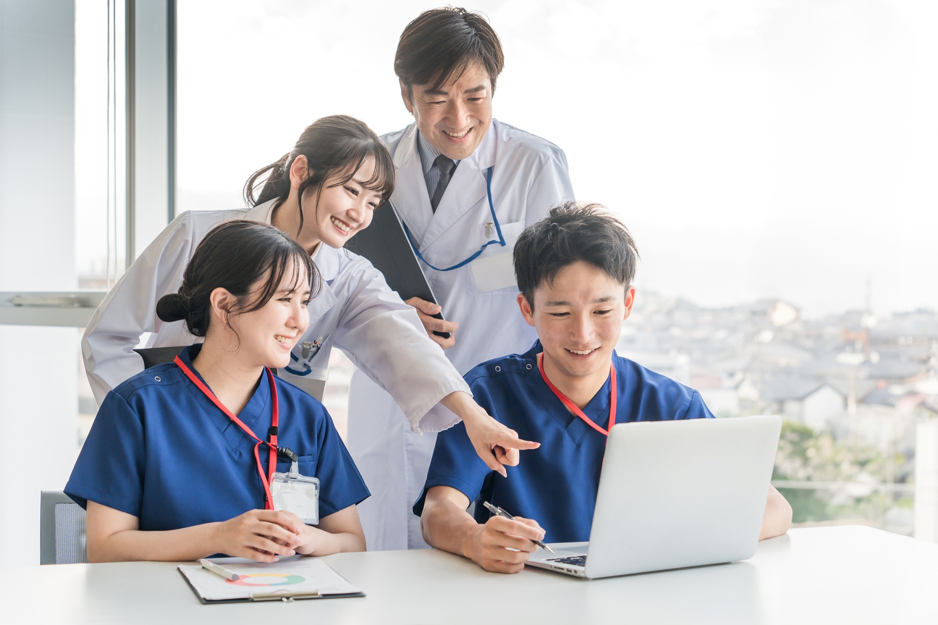 打ち合わせをする男女