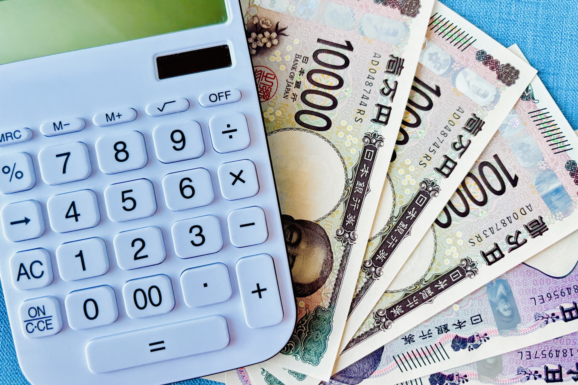 電卓と現金