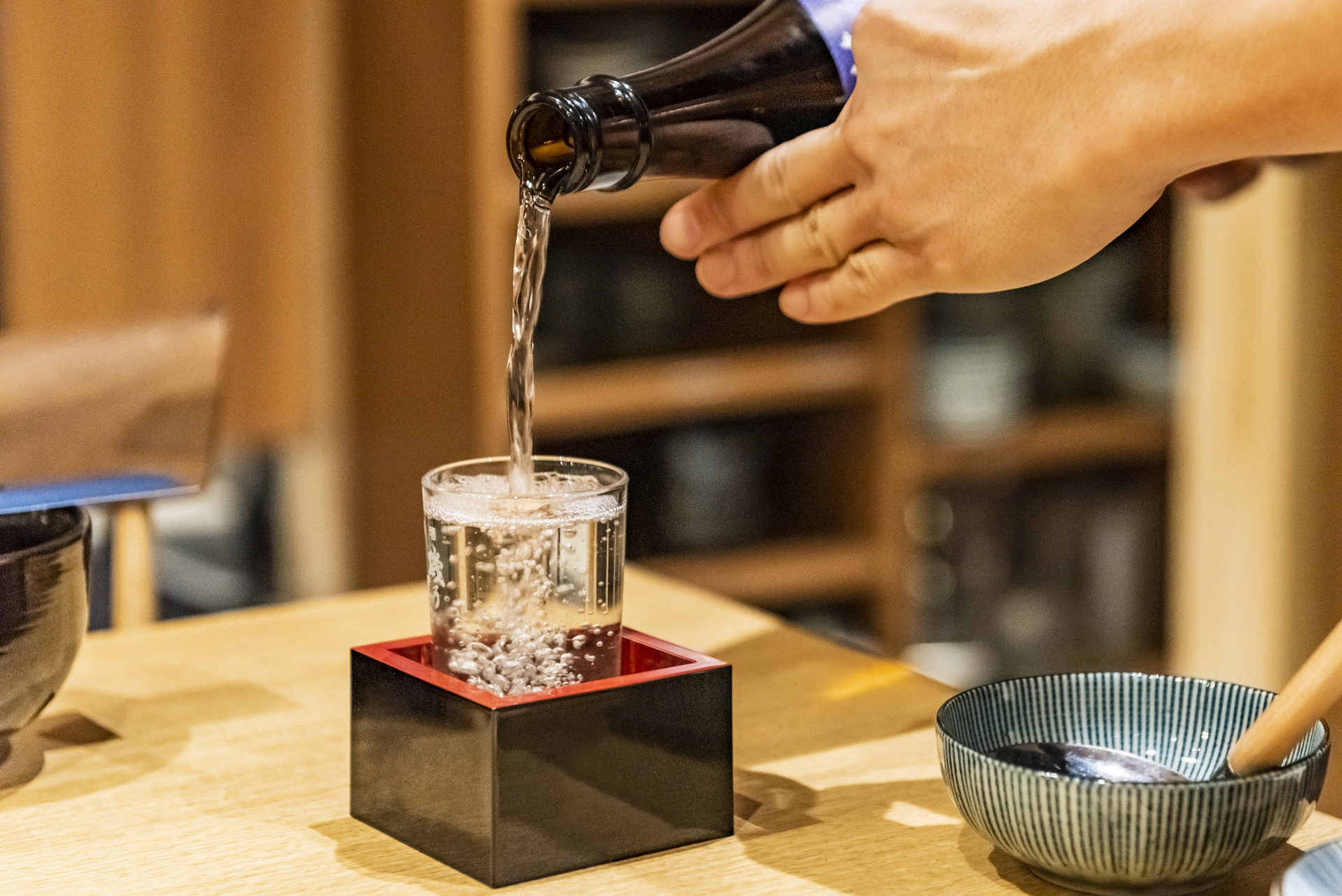 日本酒を注ぐ様子
