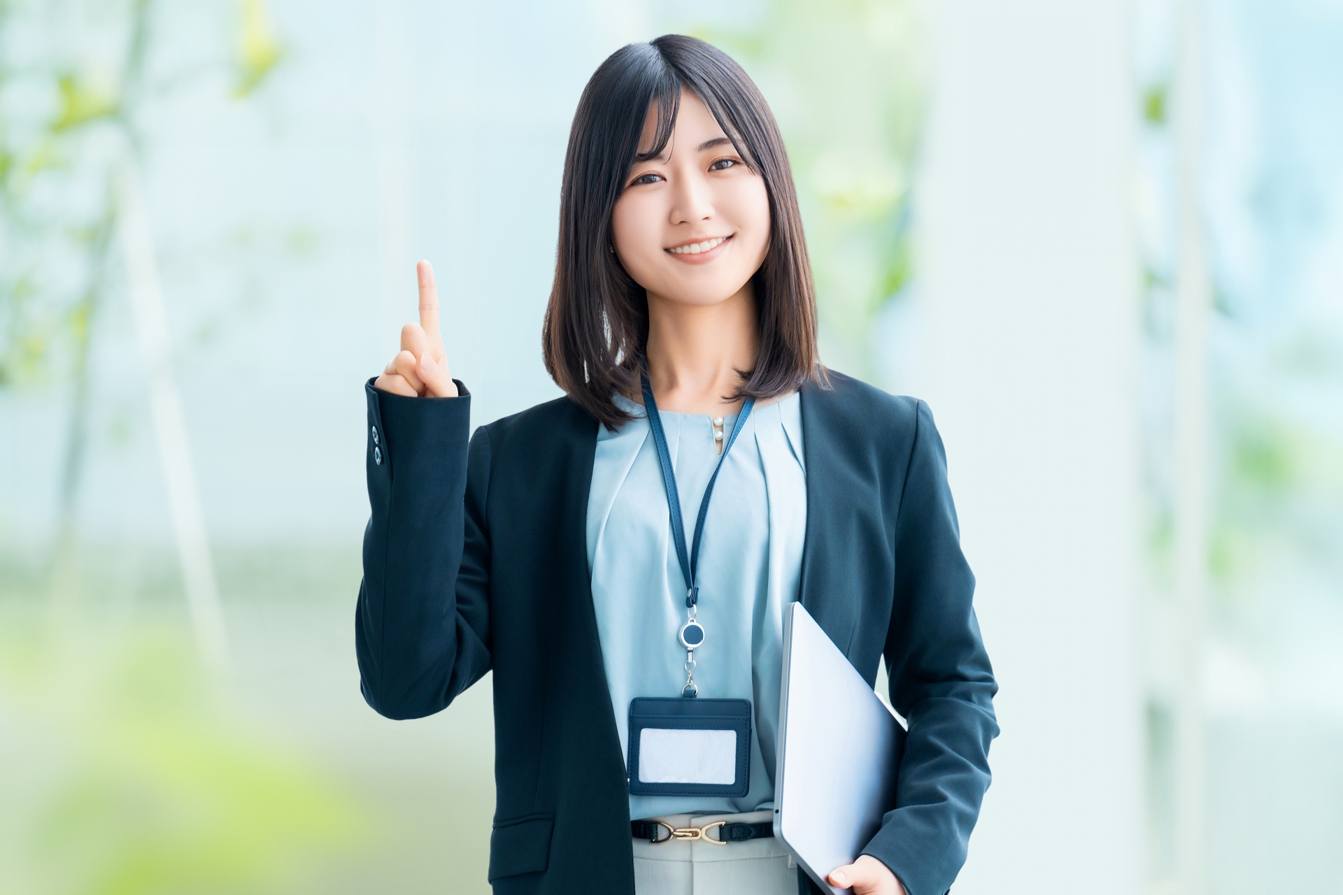 指を指す女性