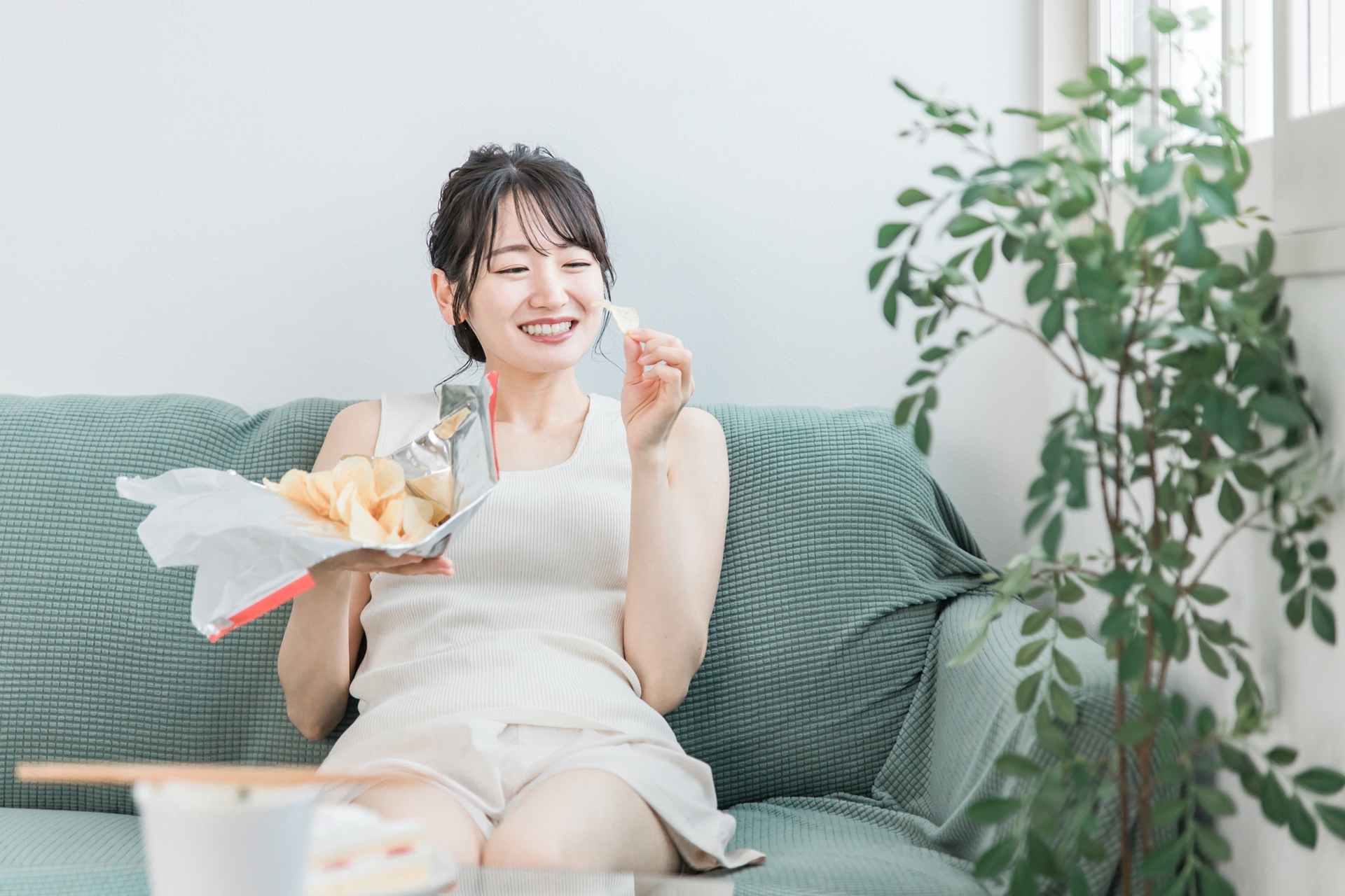 おやつを食べる女性