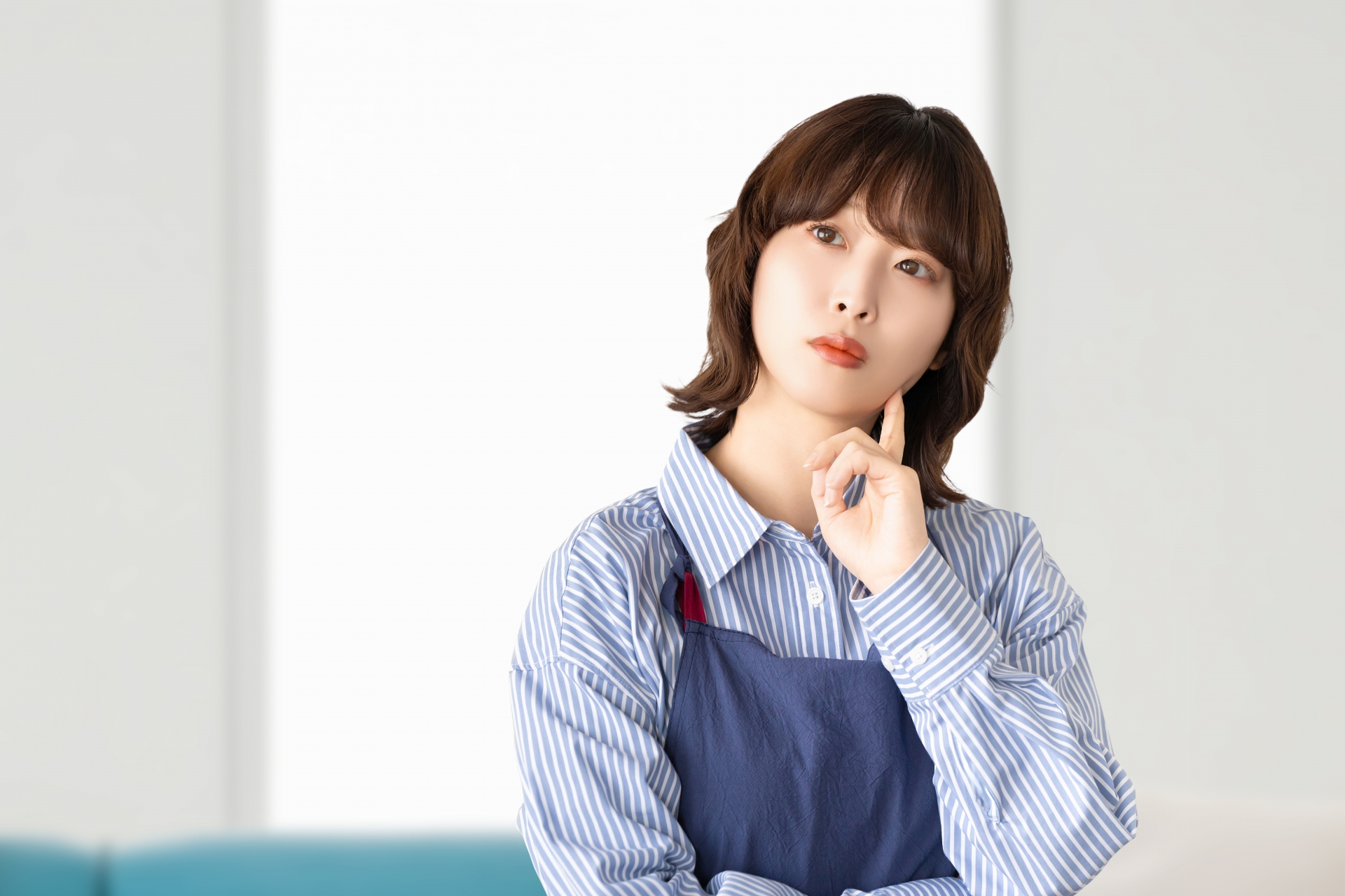考える女性