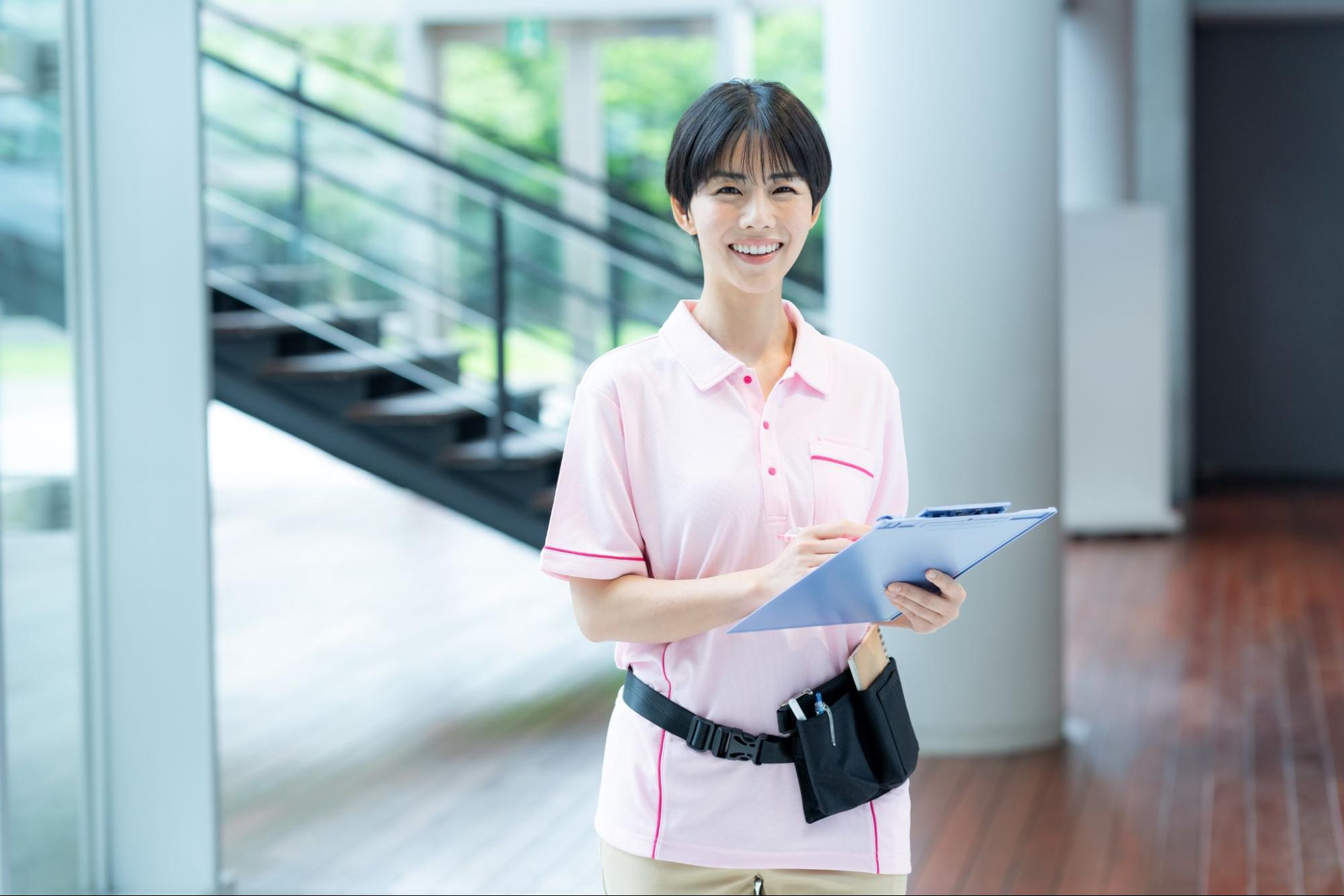 病院で働く介護スタッフ