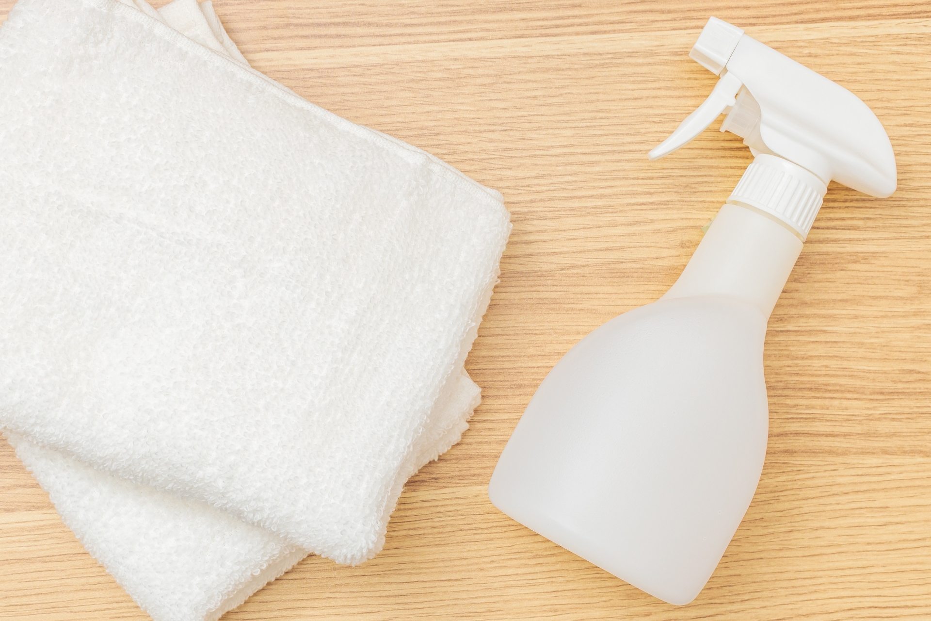 タオルとスプレーボトル