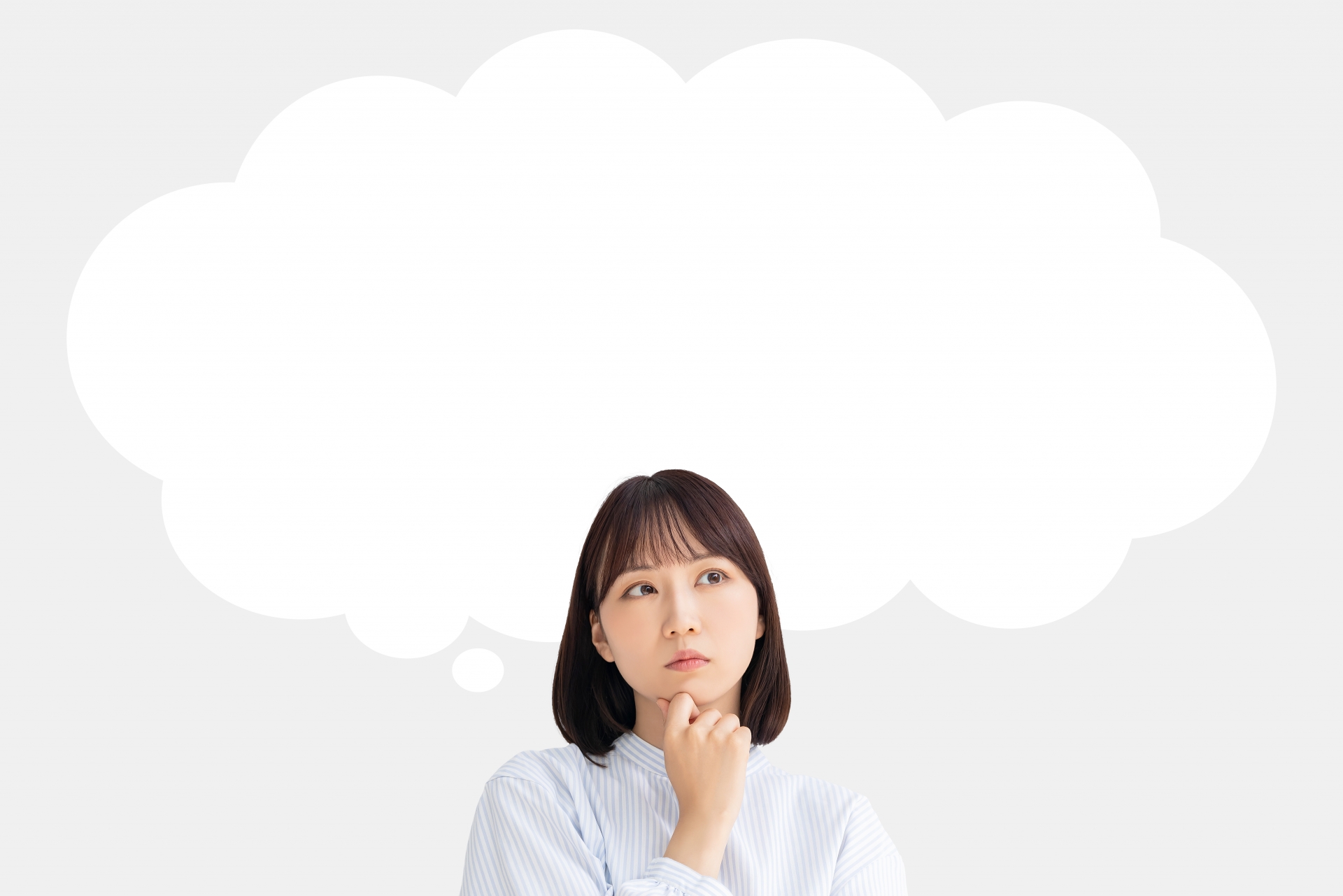 考えごとをする女性