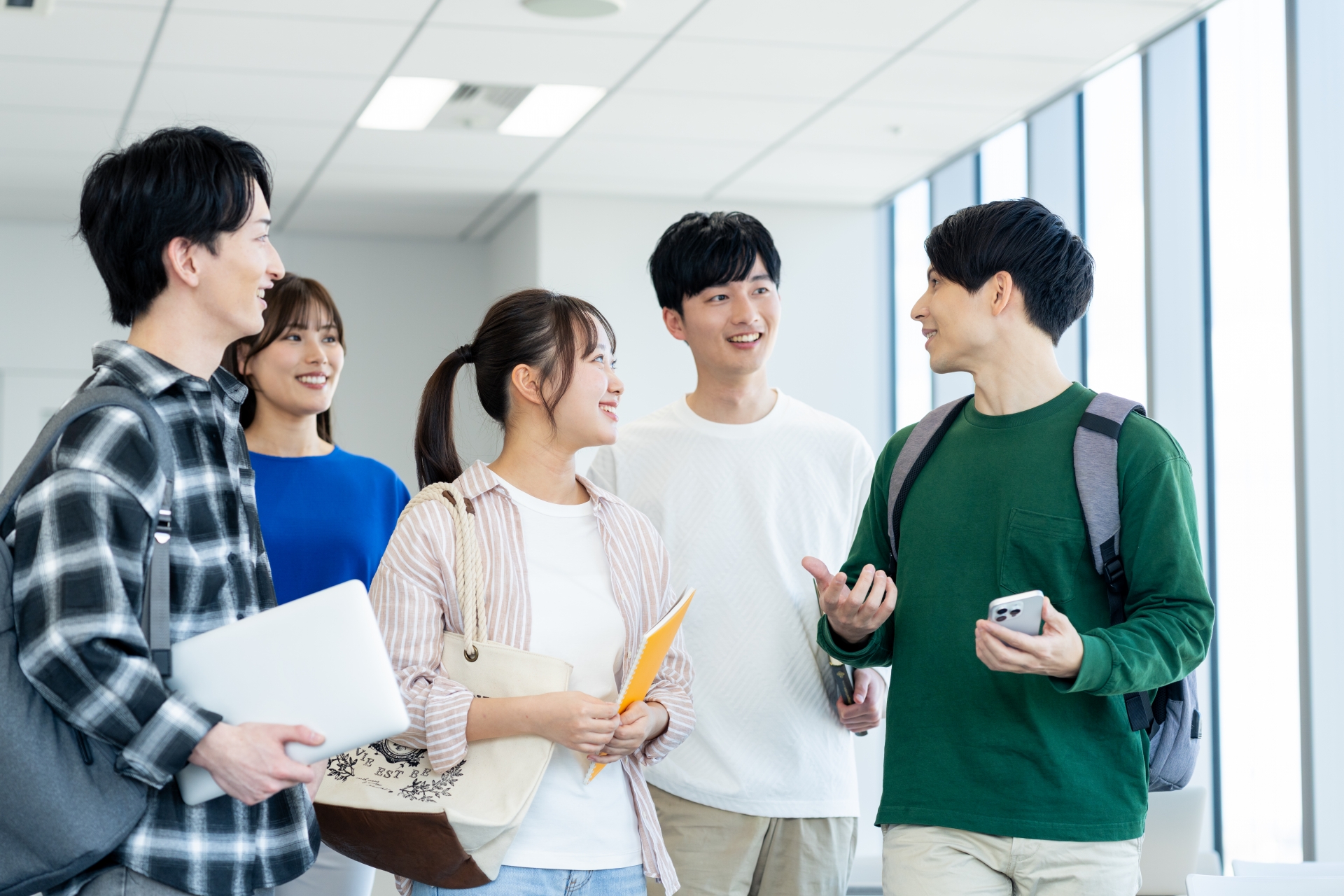教室で話す大学生