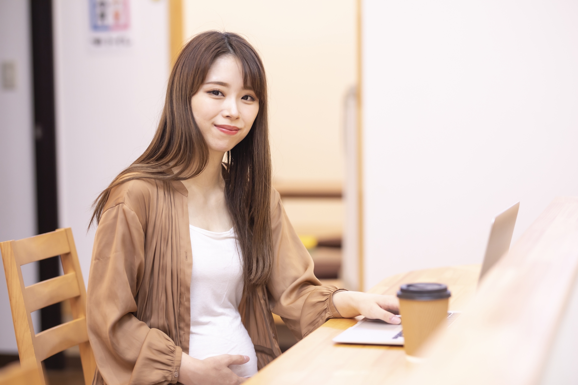 パソコンを使う妊婦