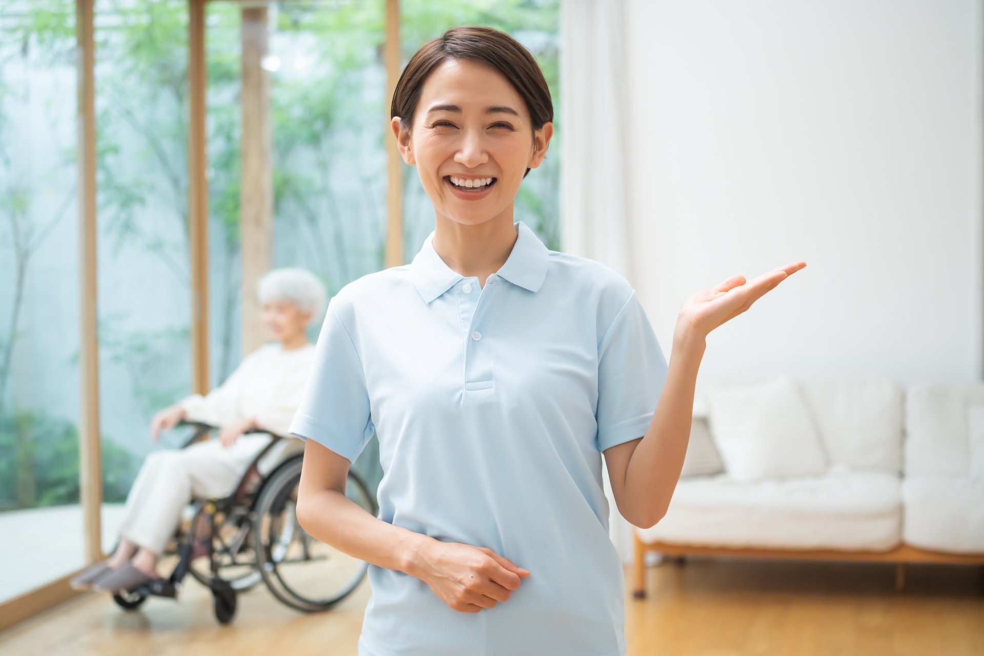 笑顔で左手を差し出す女性