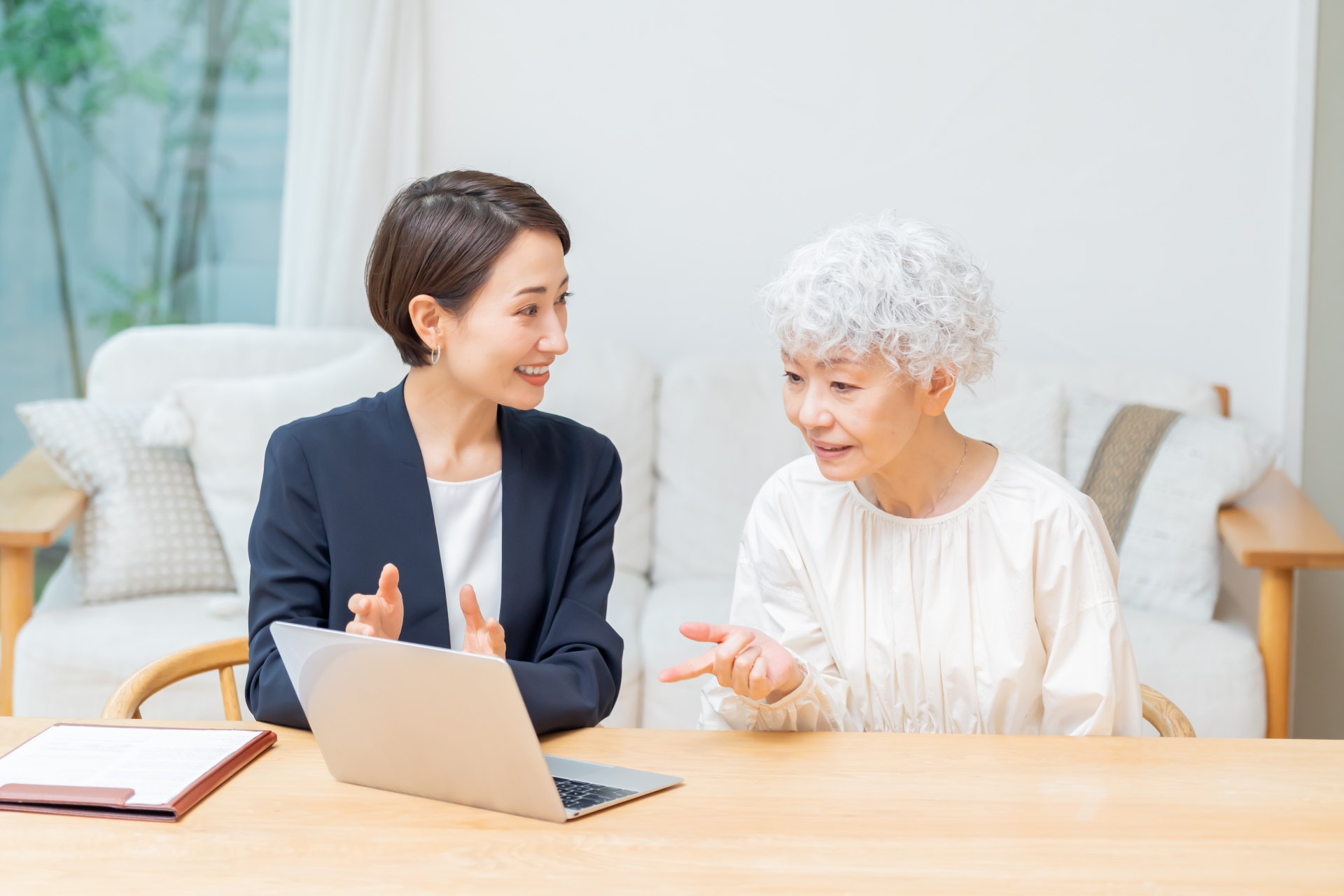 パソコン見ながら説明をする女性