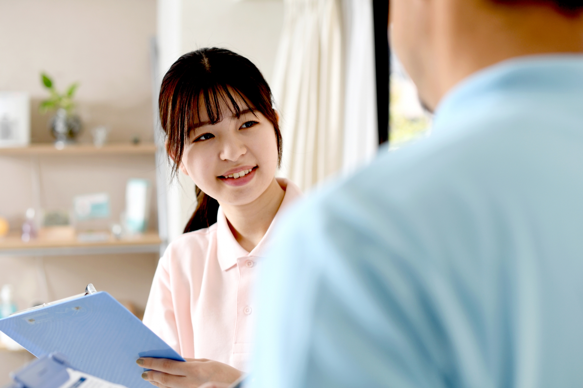 打ち合わせ中の介護士の男女
