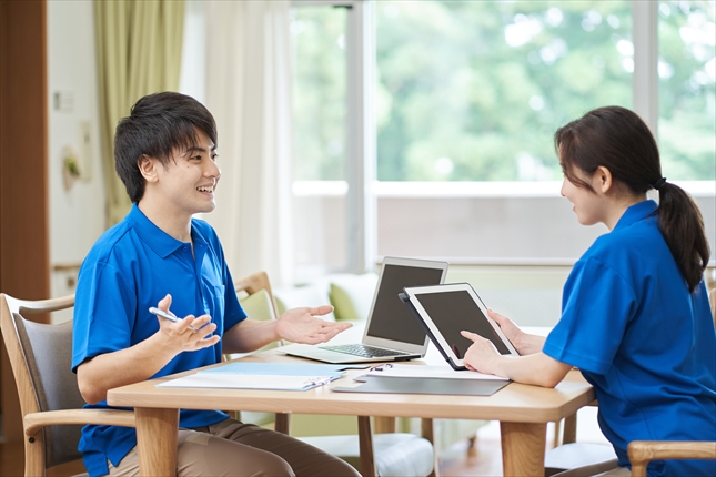 介護プランについて話し合う介護士