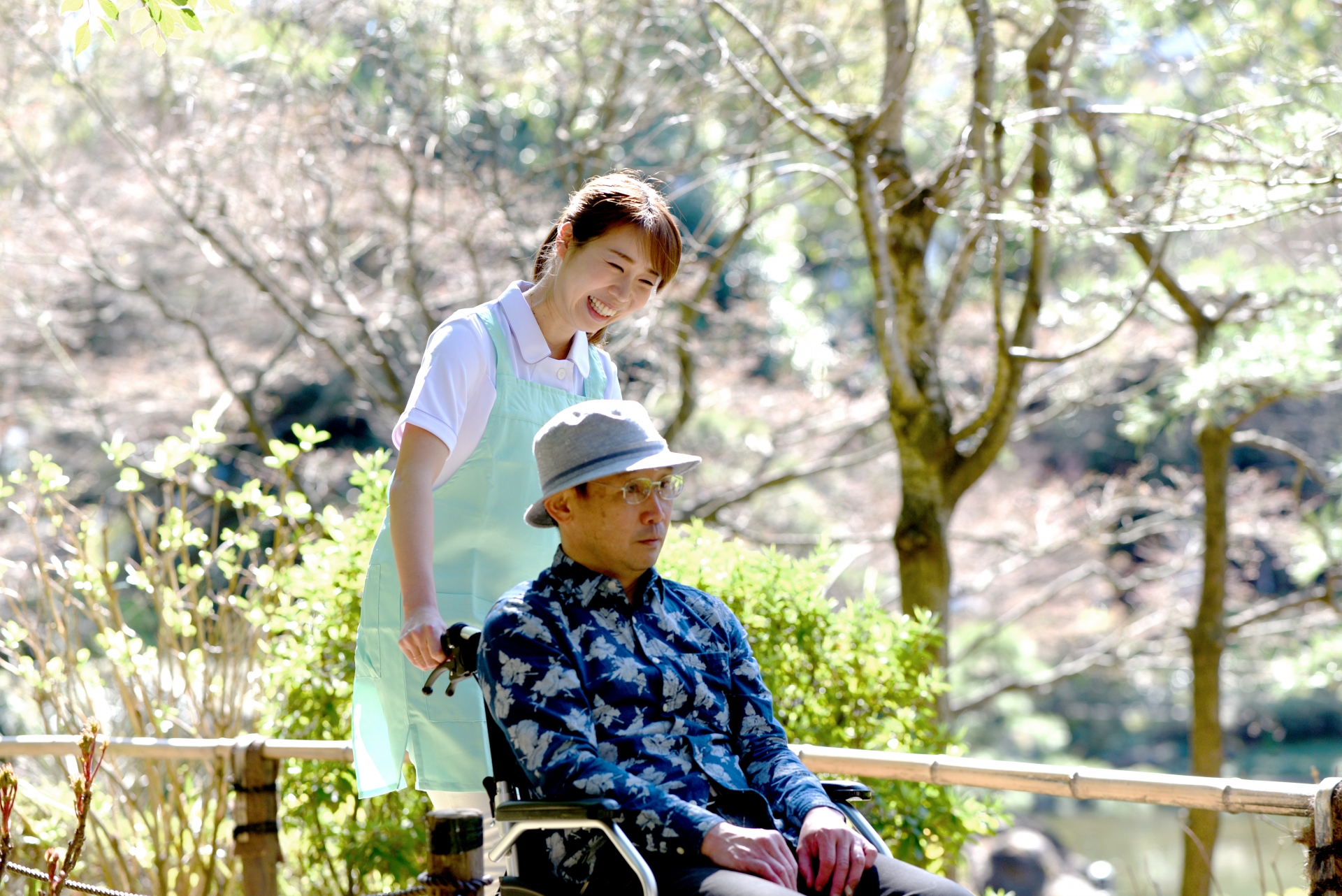 車椅子を押す女性