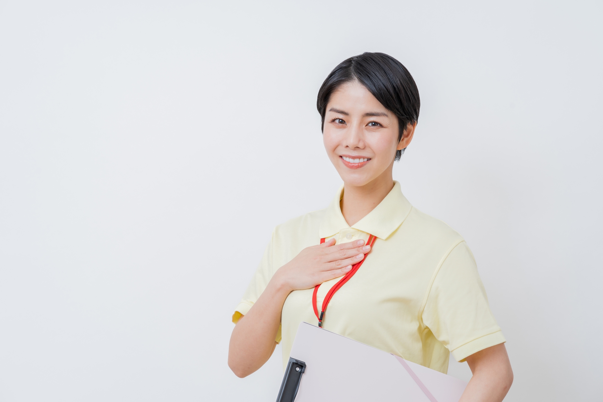 胸に手を当てる女性