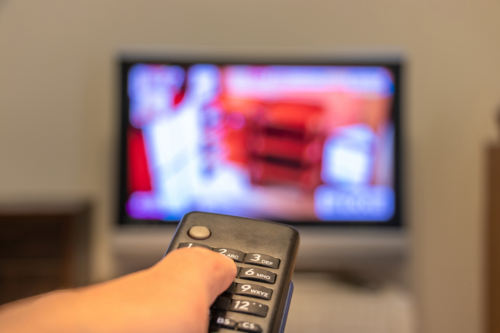 リモコンでテレビのチャンネルを変える