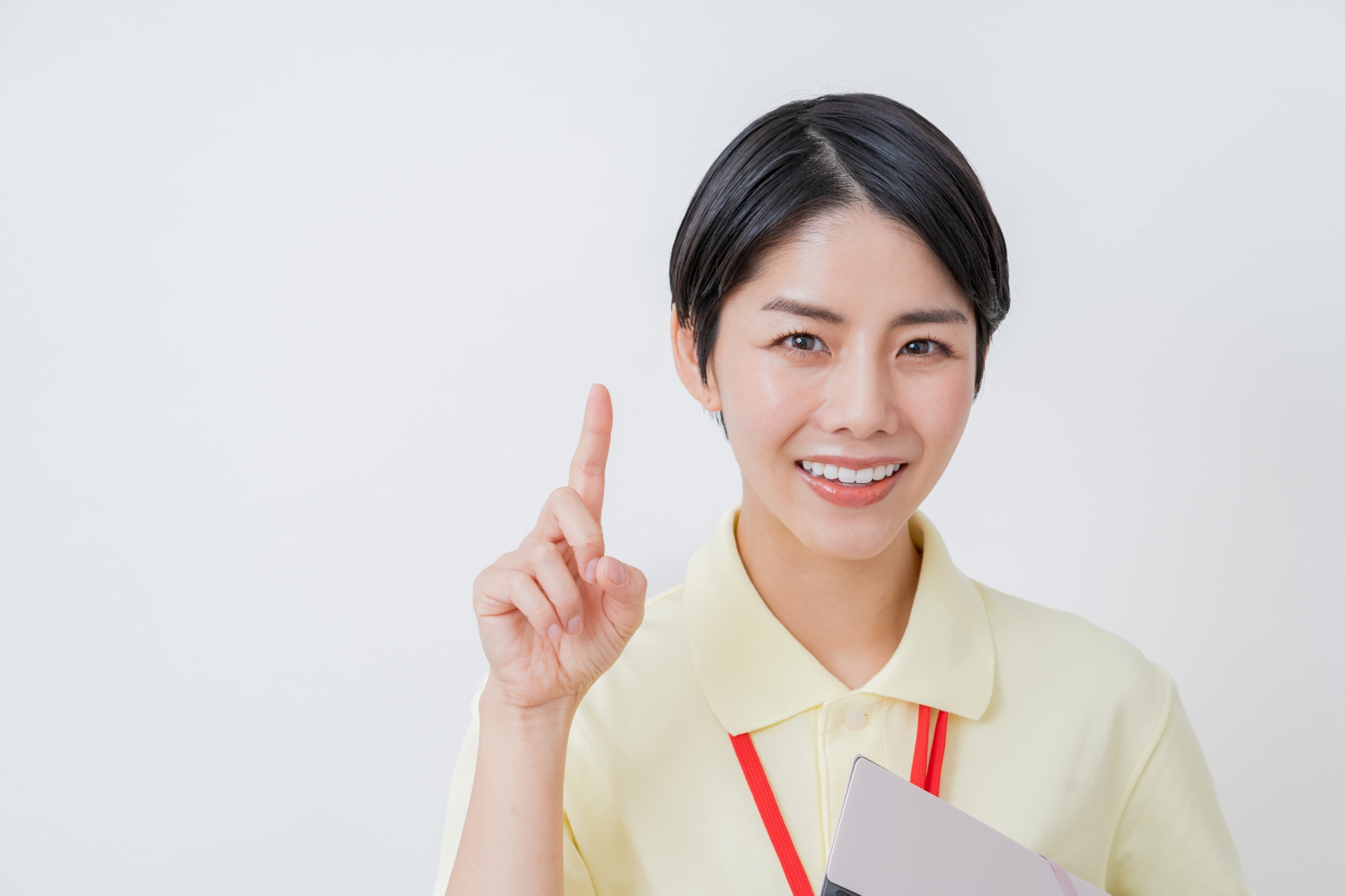 指を立てる笑顔の女性