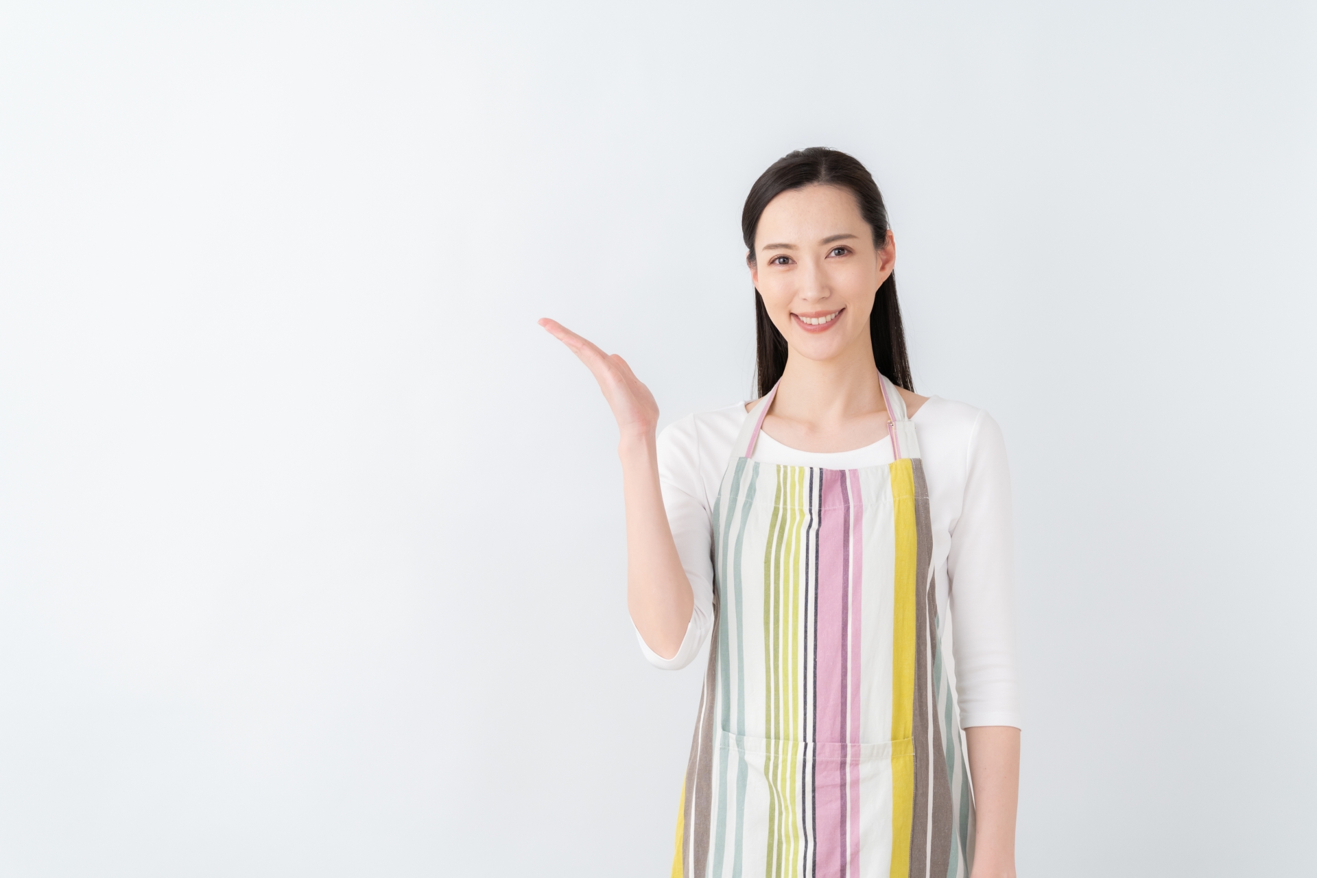 白バックの若いエプロンの女性