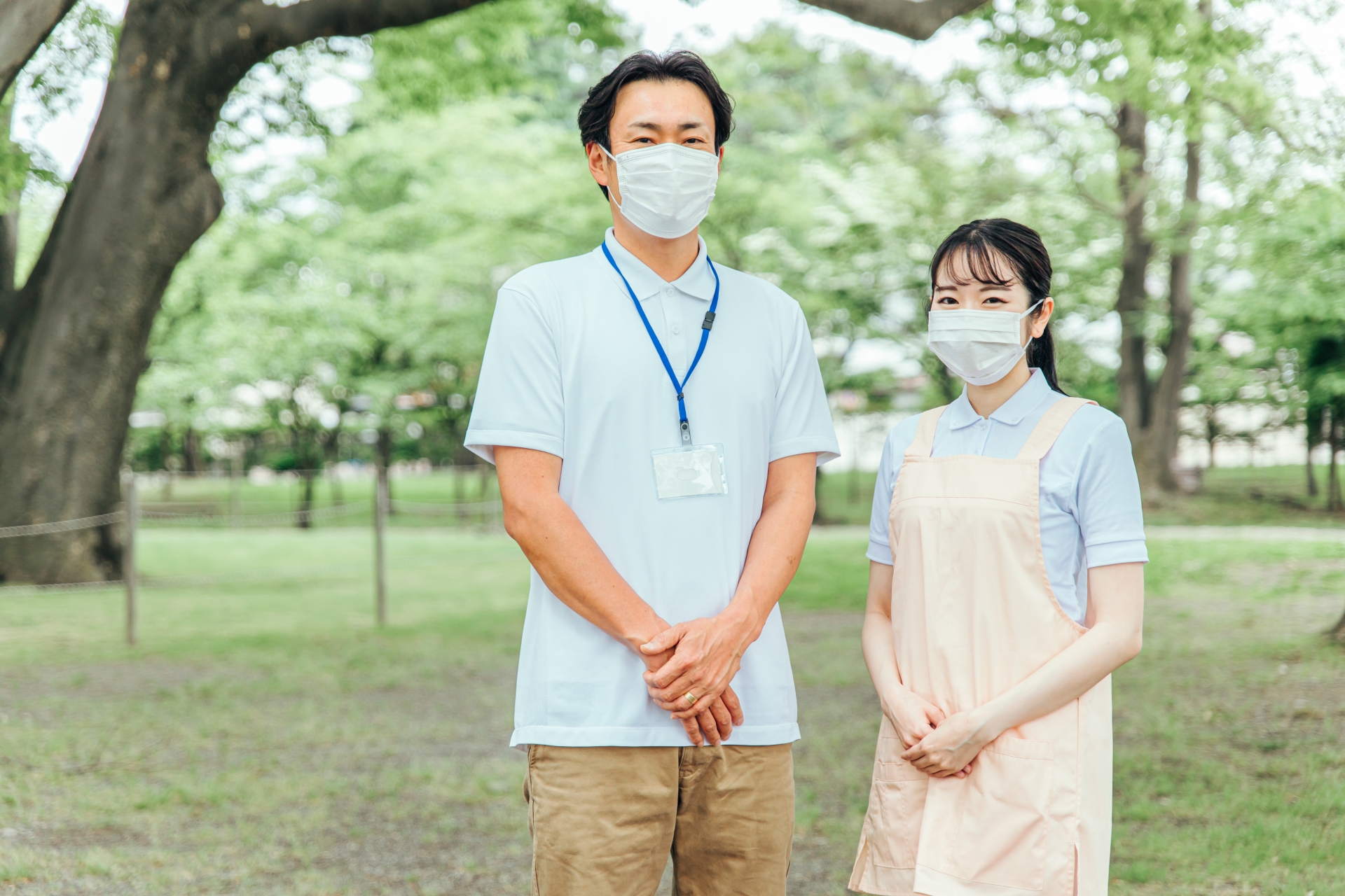 マスクをつけた医療・介護・福祉系の男女スタッフ