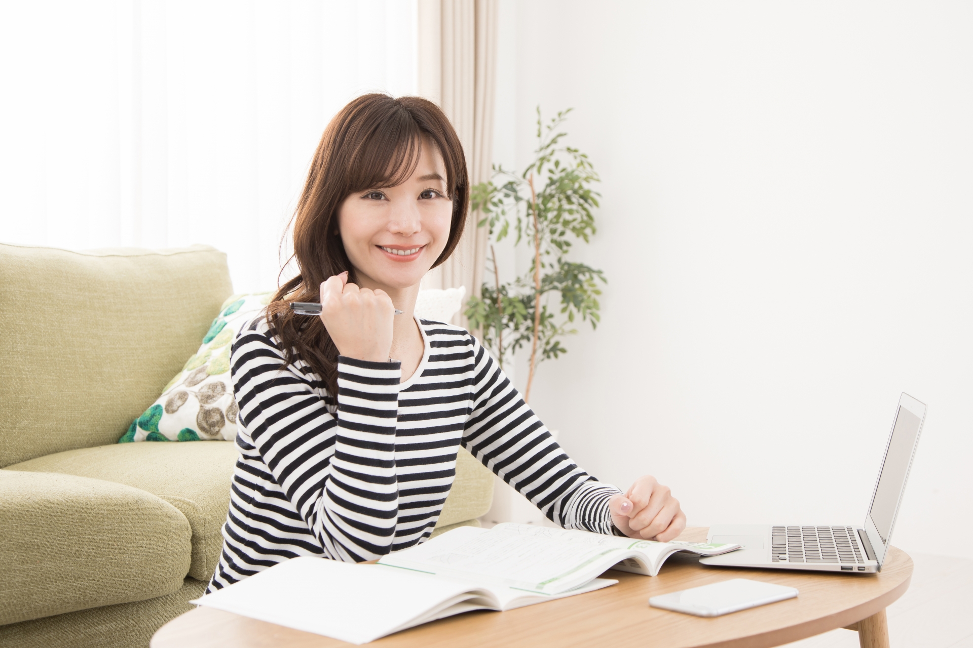 勉強する女性