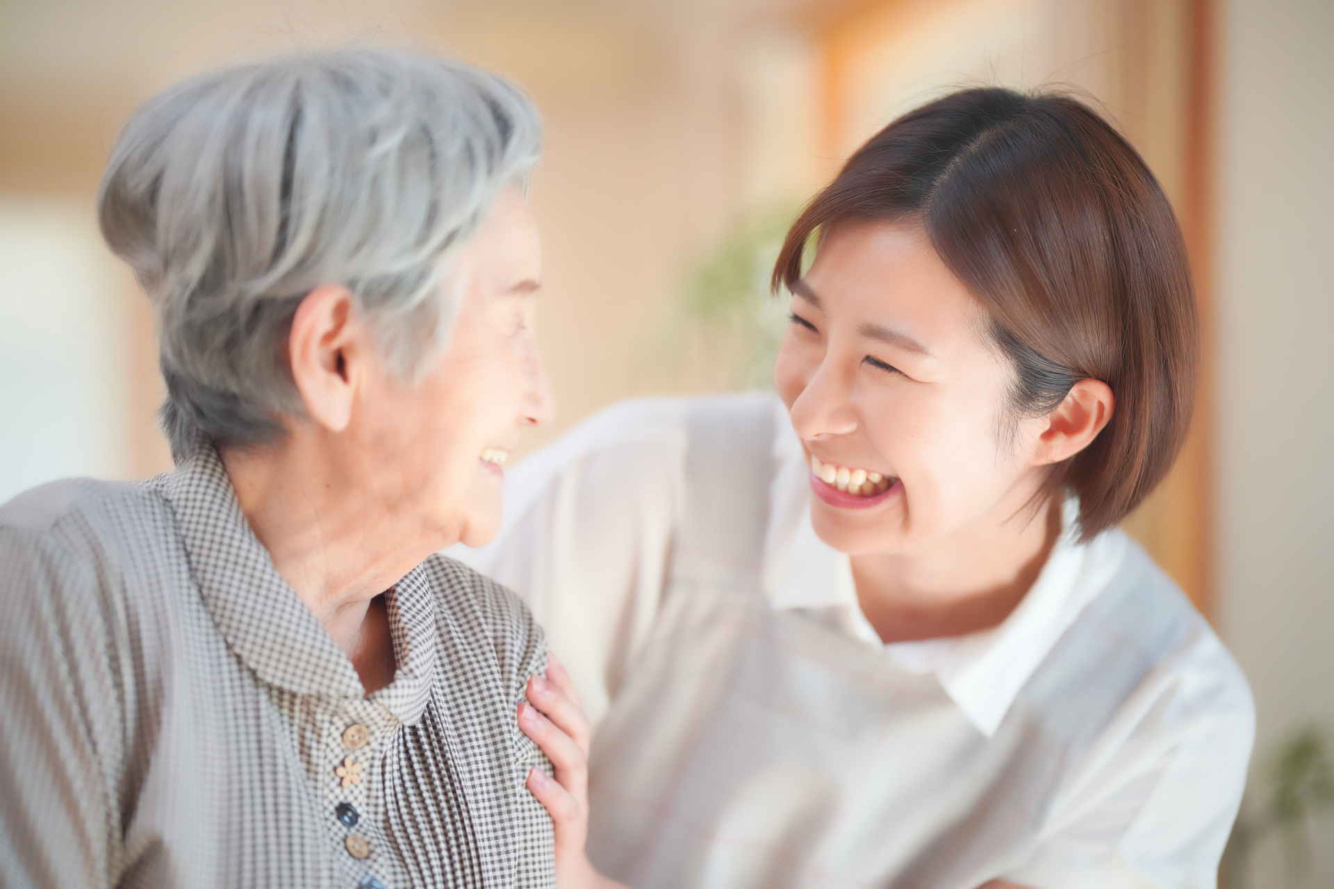 笑顔の介護士と高齢女性