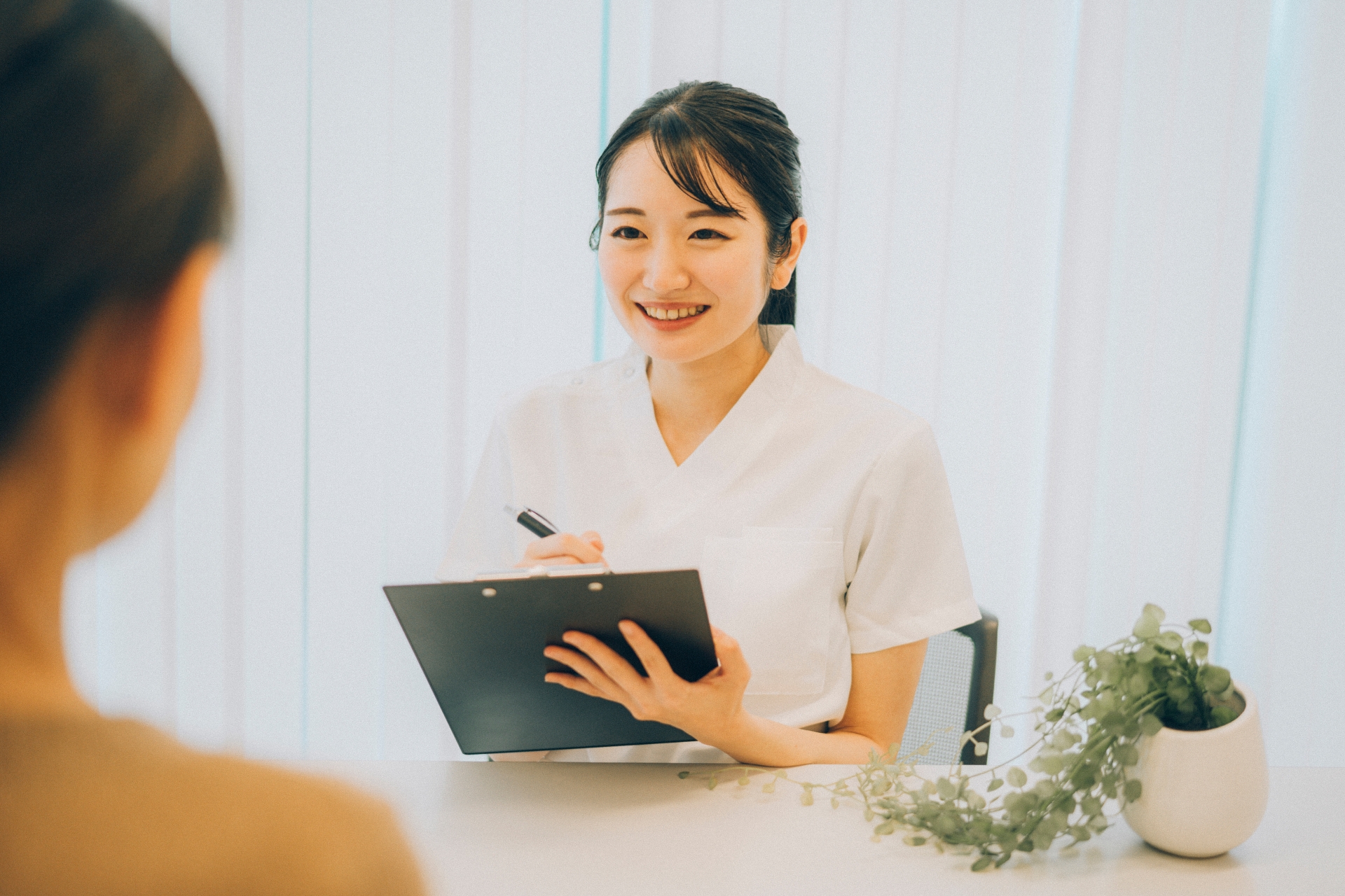 タブレットを持って面談をする女性