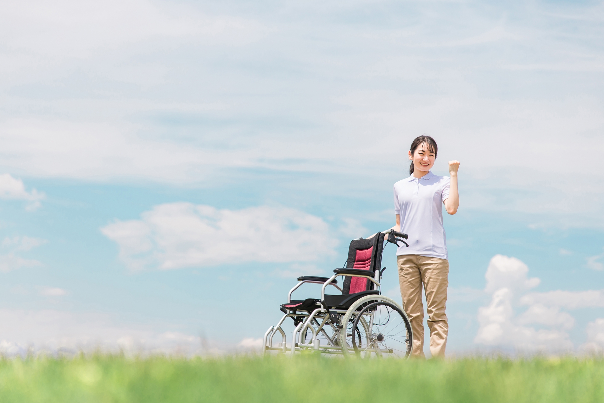 車椅子を持つ介護士