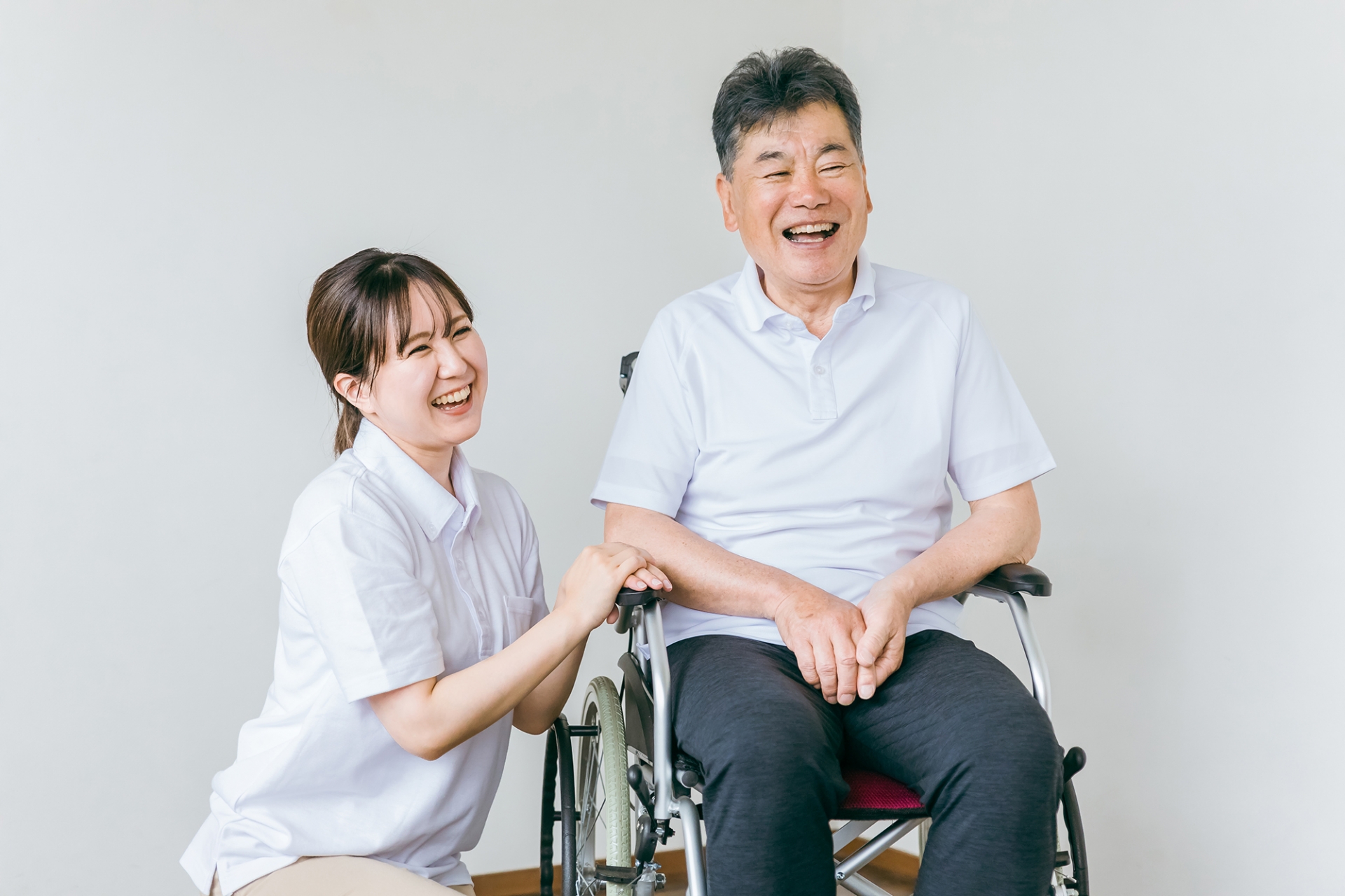笑顔の男性と女性介護士
