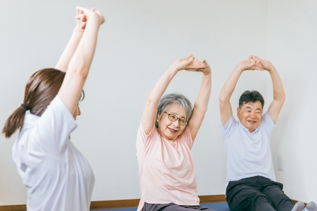 デイサービスで運動するシニアと理学療法士
