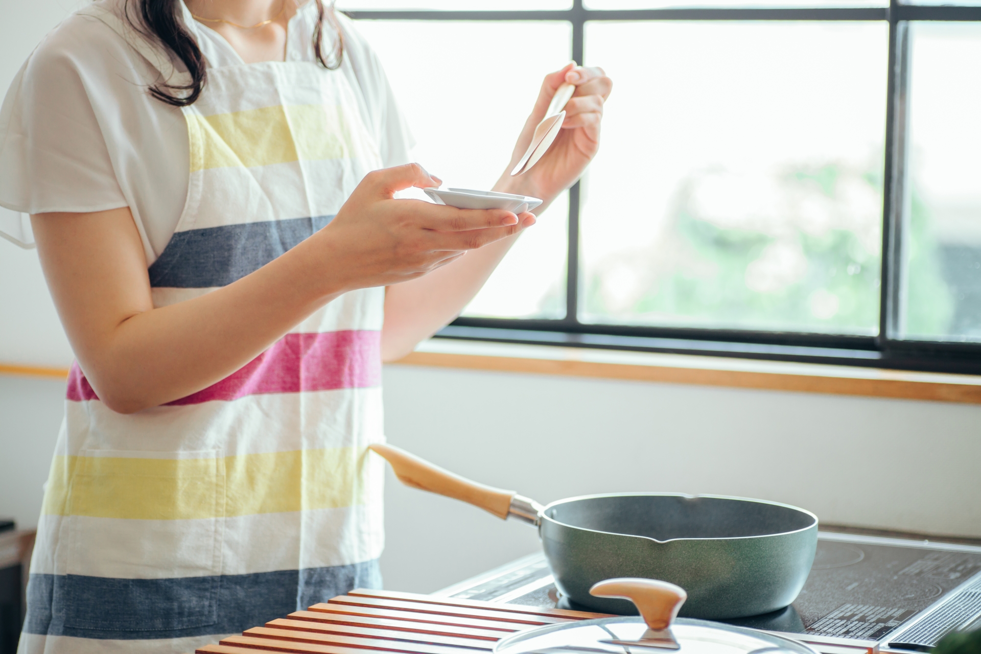 味見をする女性
