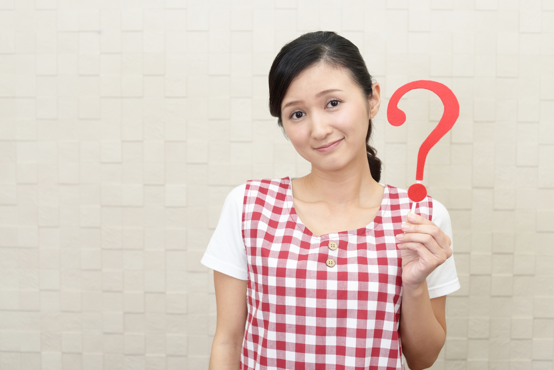 はてなマークを持つ女性