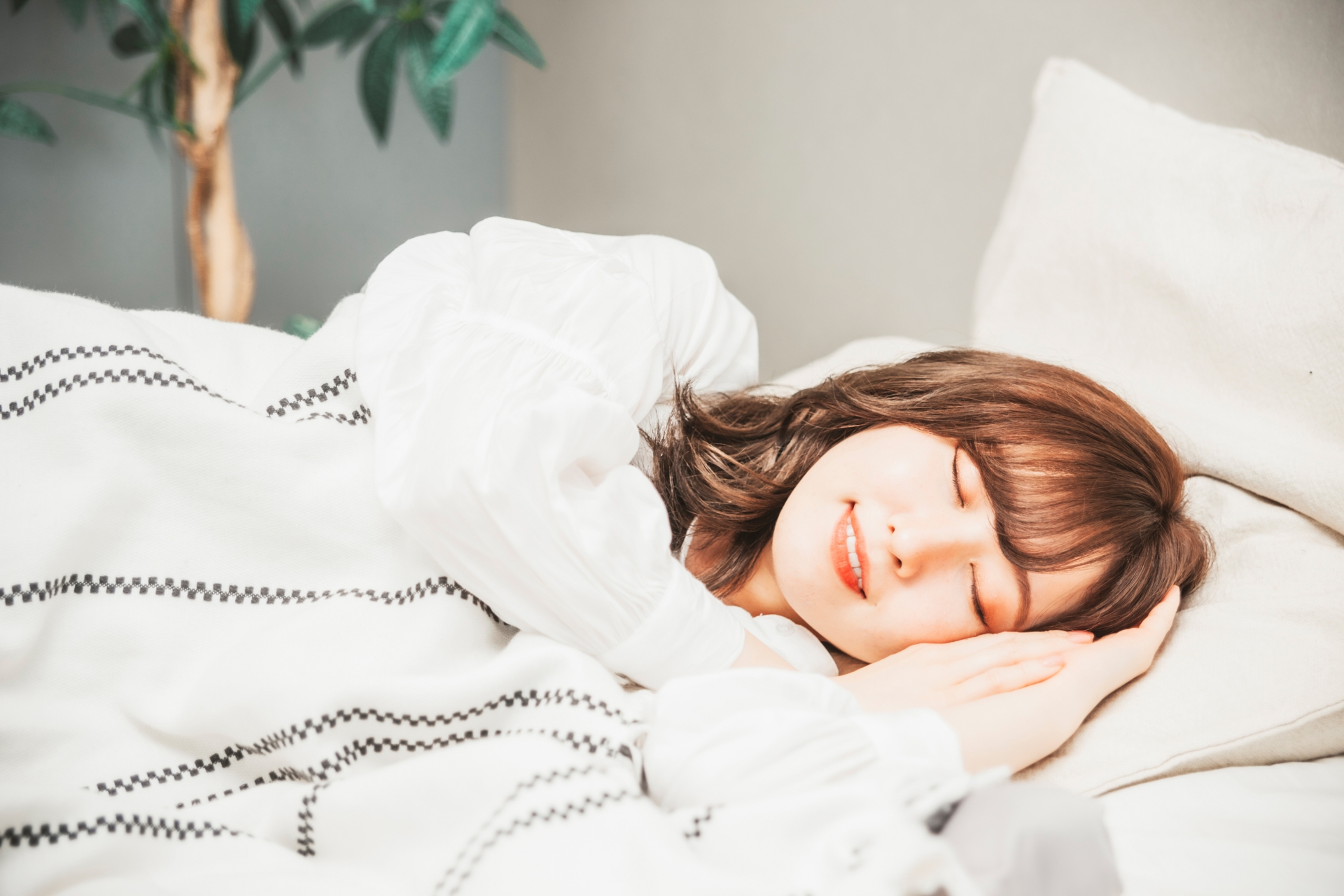 ベッドに横たわる女性