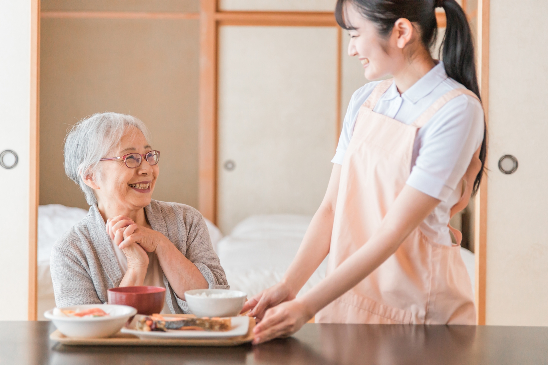 高齢者女性と女性スタッフ