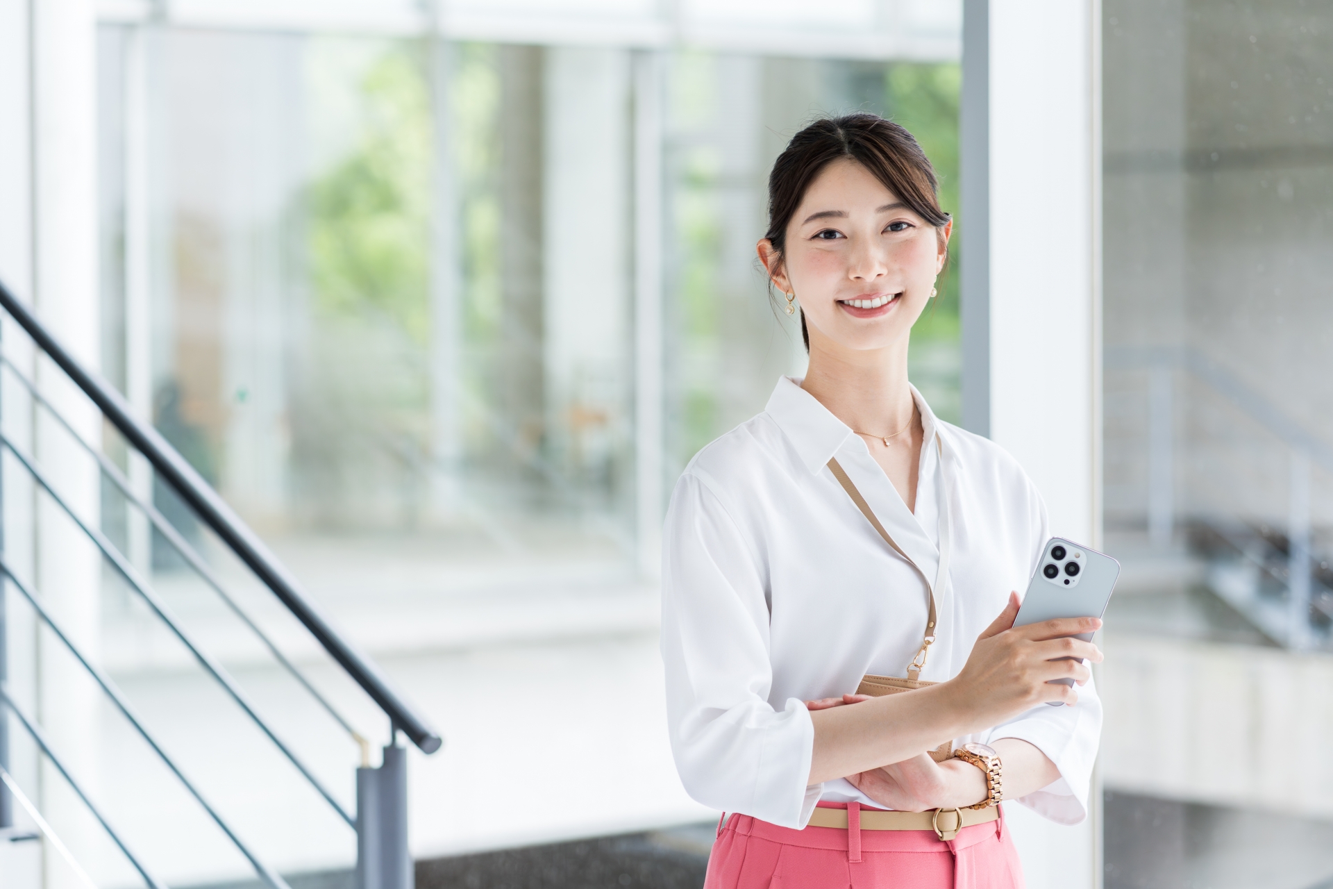 スマホを持つ女性
