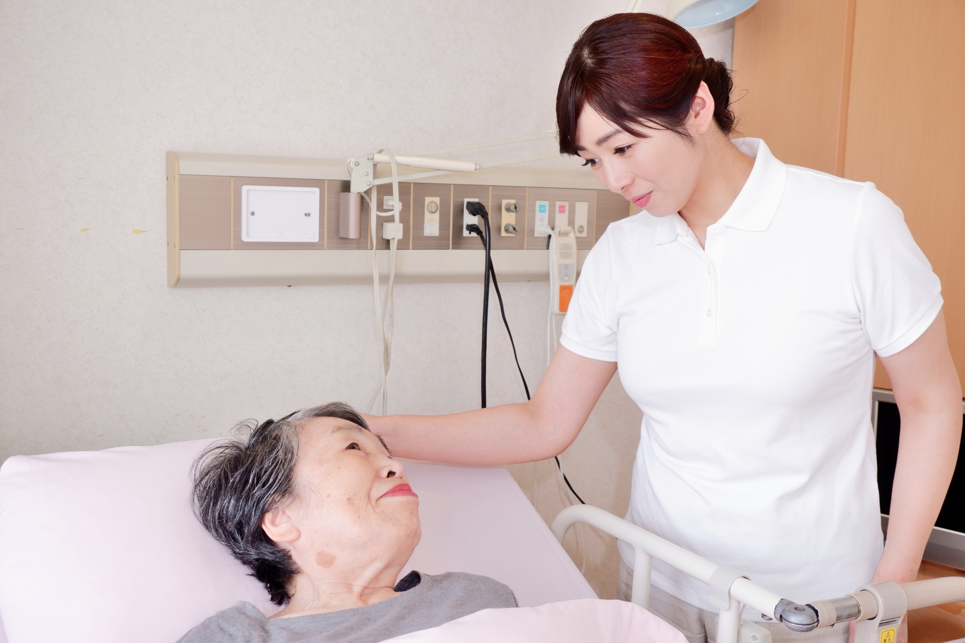 患者さんと話す看護師