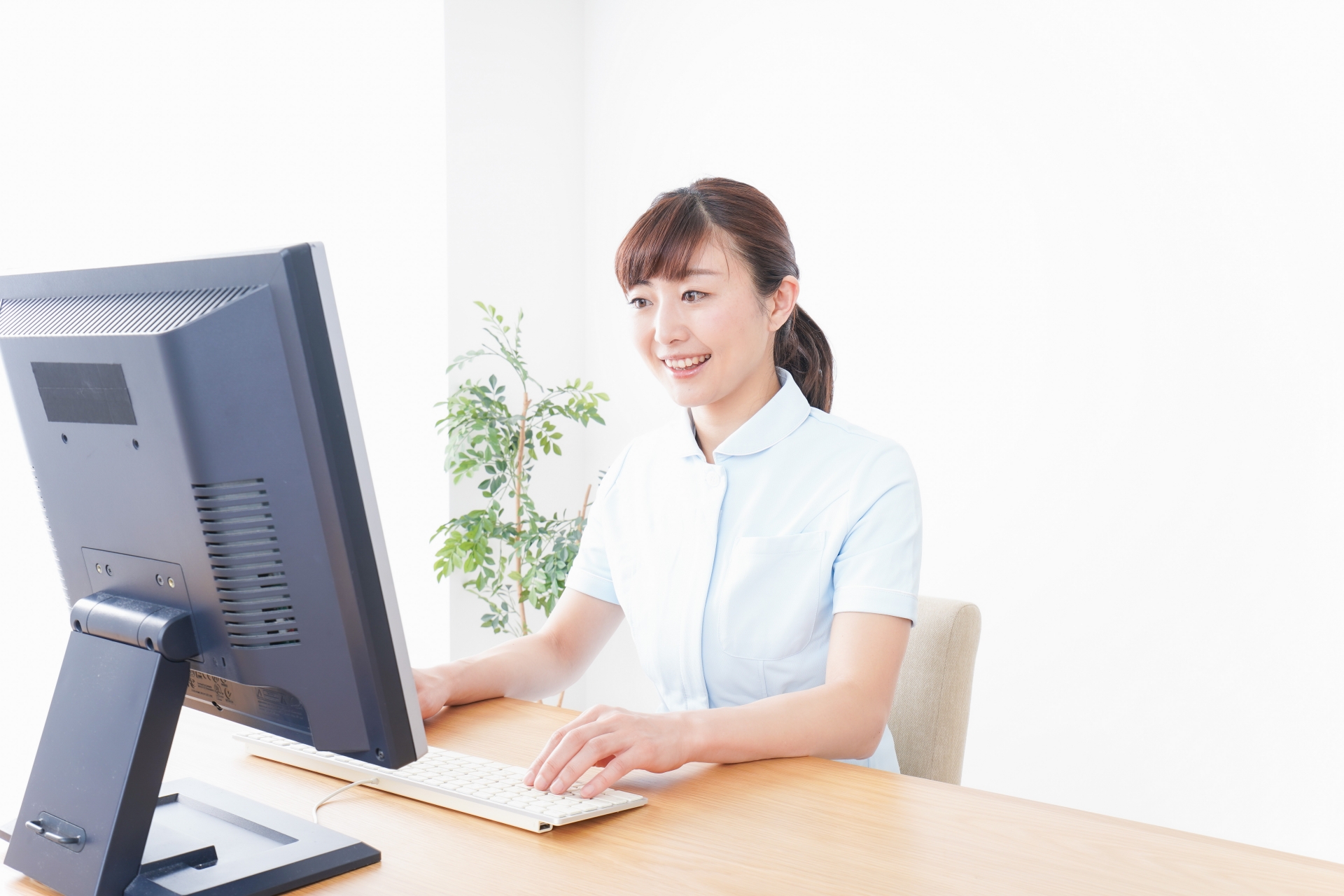 デスクワークをする看護師