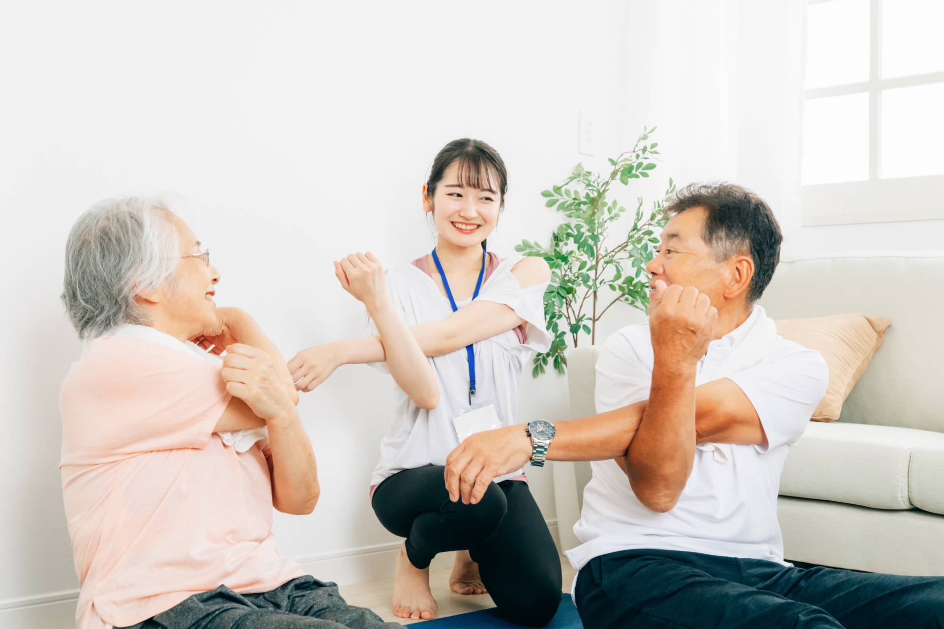 腕のストレッチをする3人