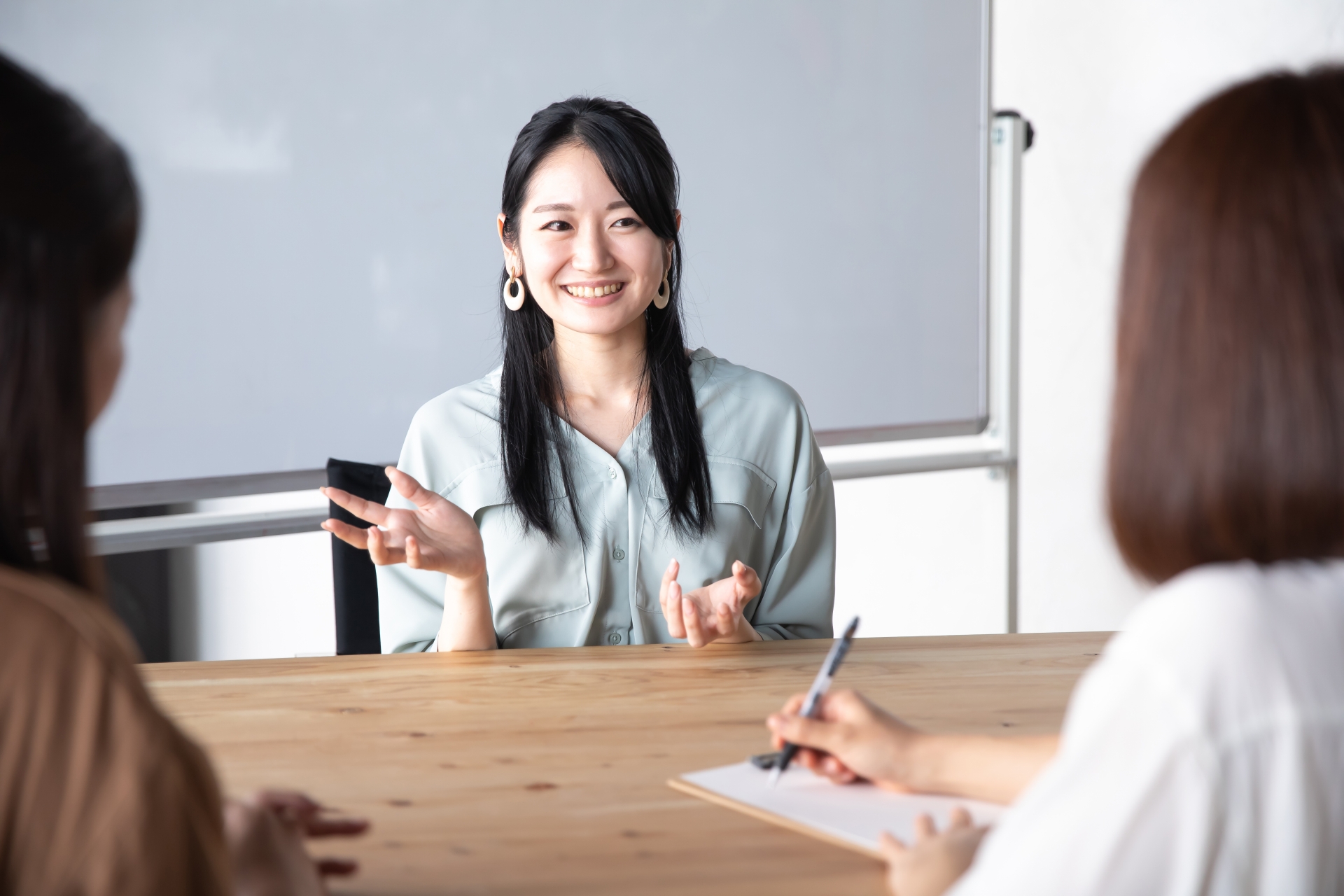 説明をする女性