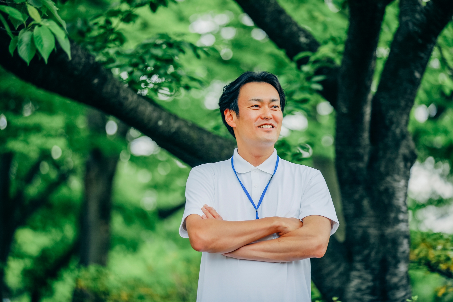 腕を組む男性