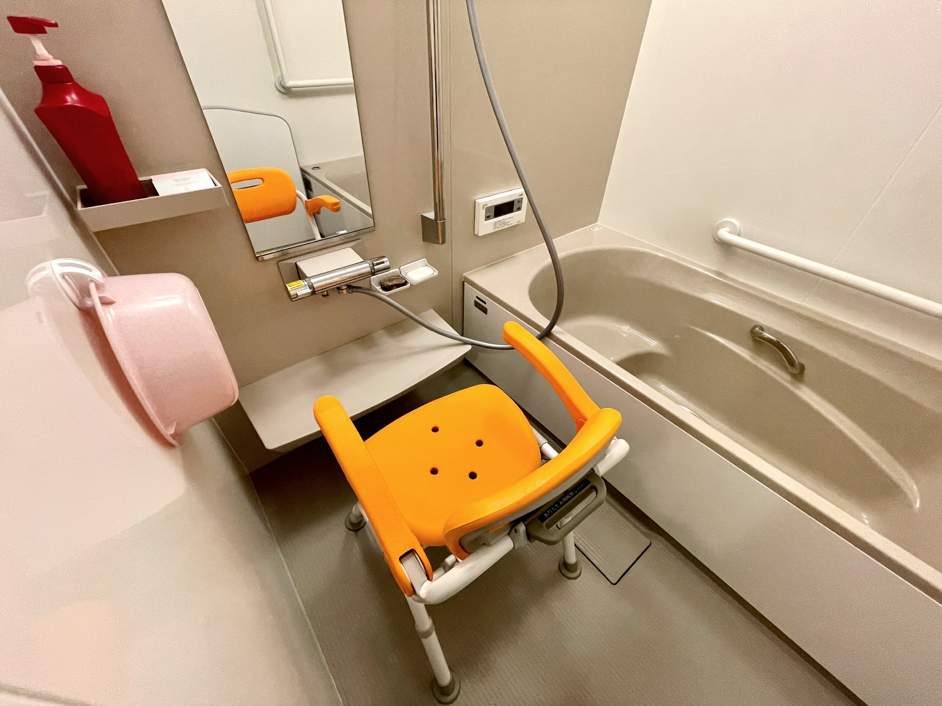 介護用バスチェアーのあるお風呂場