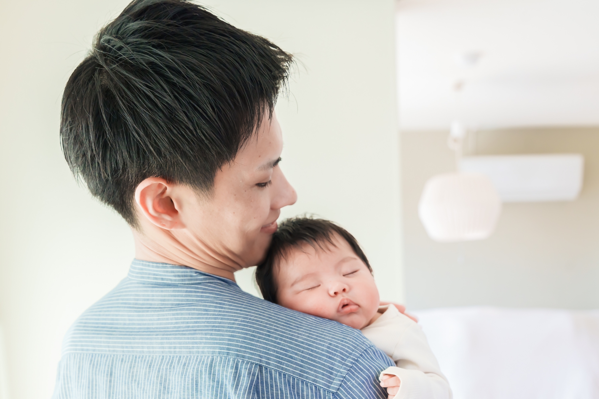 赤ちゃんを寝かしつける父親