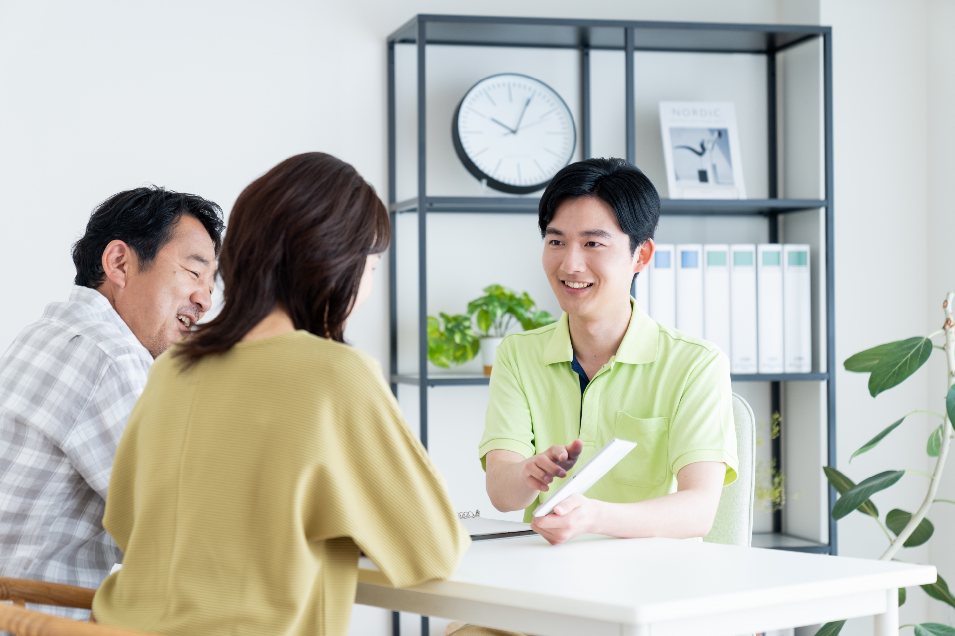 提案する介護士